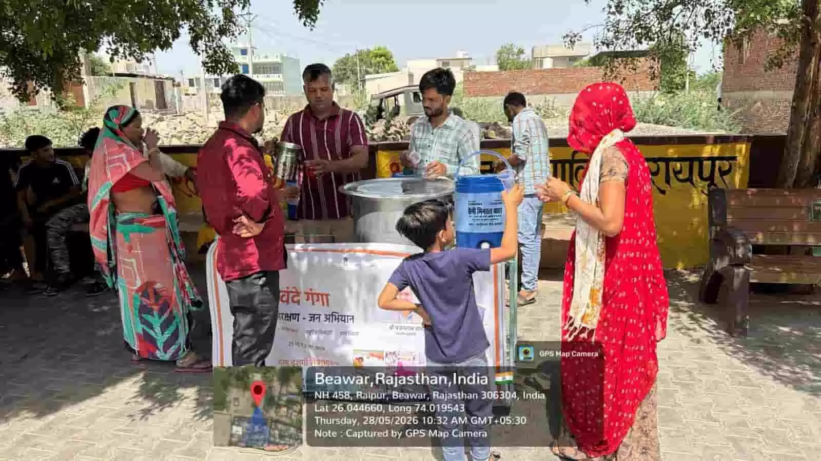 रायपुर बस स्टैंड पर जलदाय विभाग के कर्मचारी यात्रियों को ठंडा पानी पिला रहे हैं। रायपुर बस स्टैंड पर जलदाय विभाग के कर्मचारी यात्रियों को ठंडा पानी पिला रहे हैं।