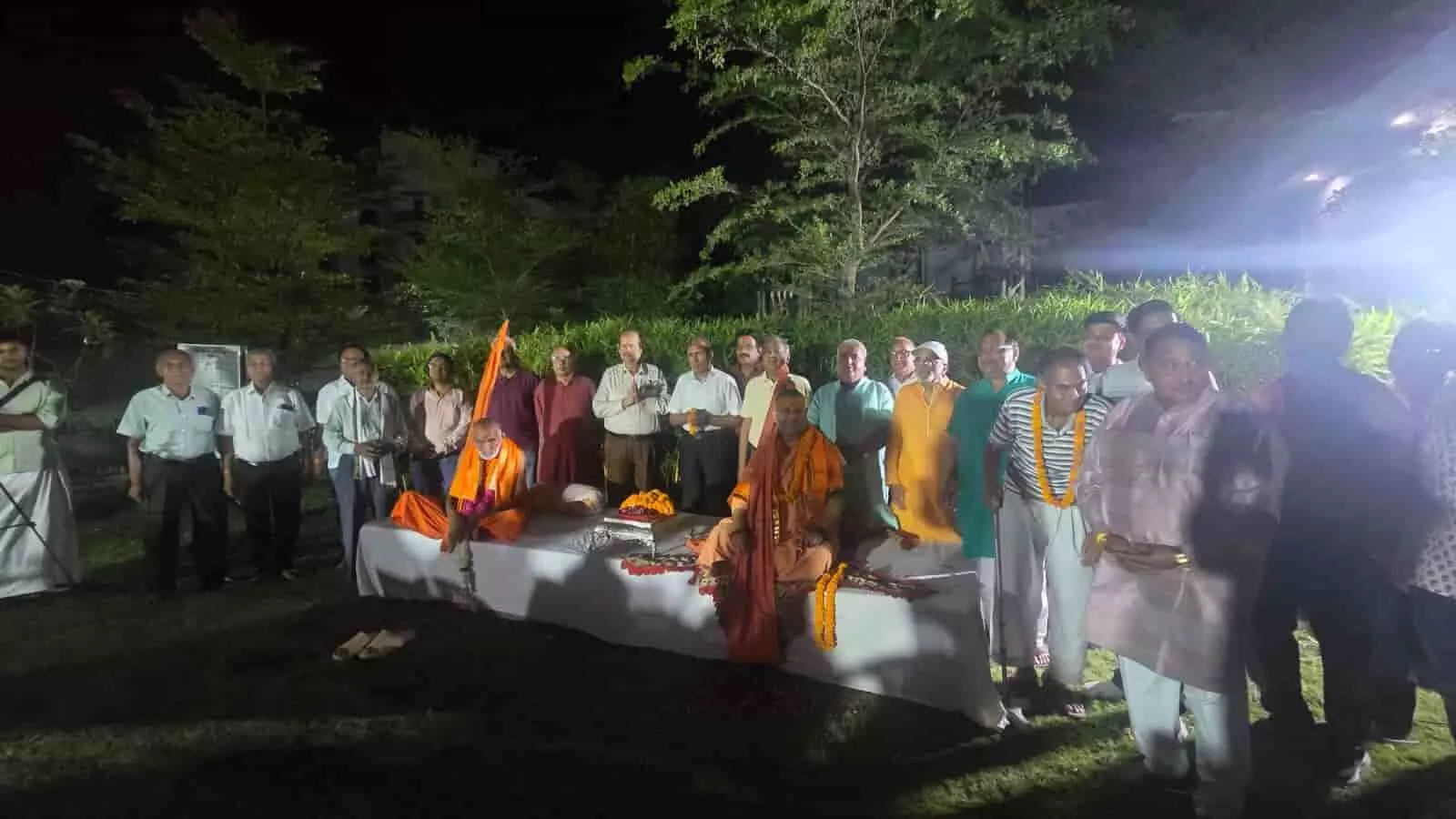 कमला पाम सोसाइटी के मंदिर प्रांगण में जगद्गुरु शंकराचार्य स्वामी ज्ञानानंद जी तीर्थ महाराज के अभिनंदन समारोह में एकत्रित लोग। कमला पाम सोसाइटी के मंदिर प्रांगण में जगद्गुरु शंकराचार्य स्वामी ज्ञानानंद जी तीर्थ महाराज के अभिनंदन समारोह में एकत्रित लोग।