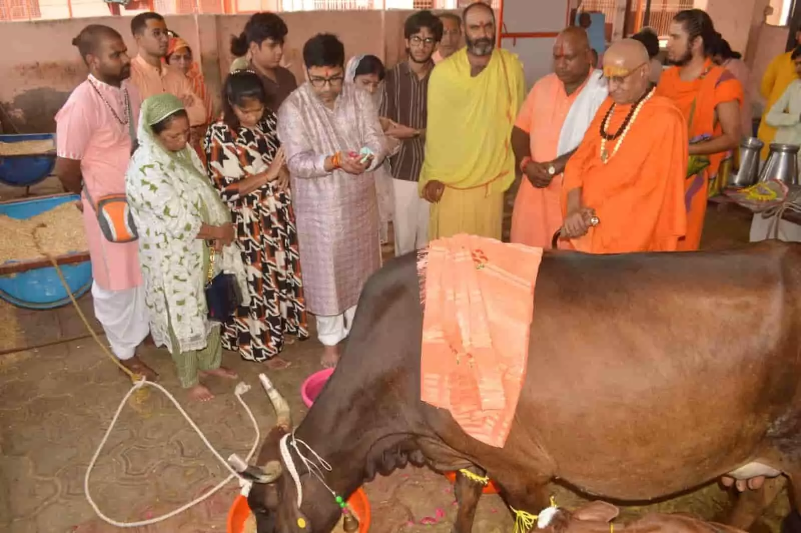 हरि शेवा आश्रम में महामंडलेश्वर स्वामी हंसराम जी और श्रद्धालुओं की उपस्थिति में किया जा रहा गौ-पूजन हरि शेवा आश्रम में महामंडलेश्वर स्वामी हंसराम जी और श्रद्धालुओं की उपस्थिति में किया जा रहा गौ-पूजन