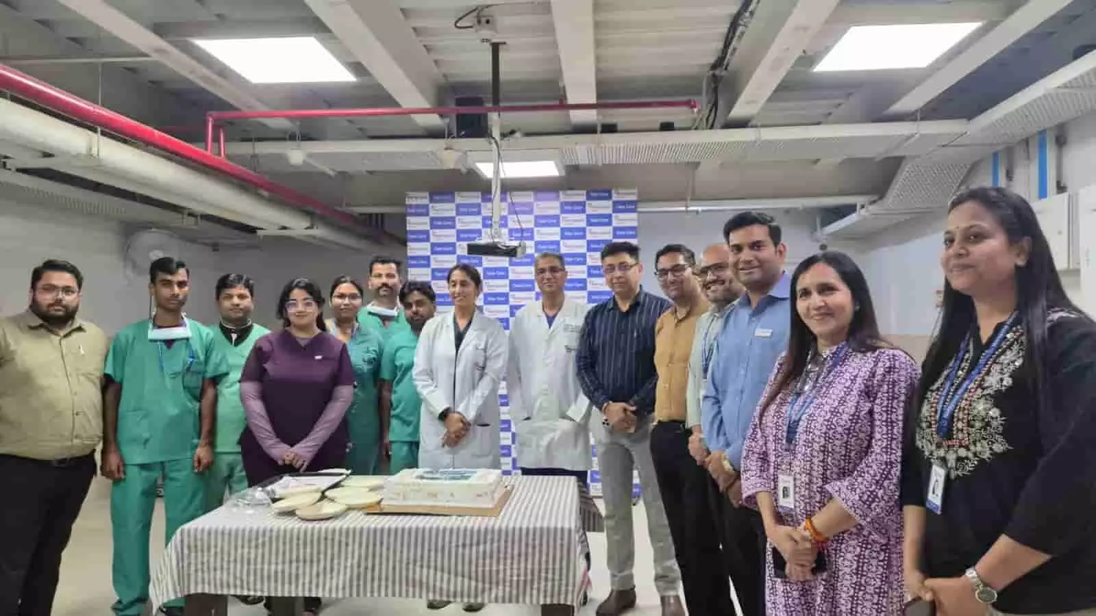 नारायणा हॉस्पिटल जयपुर में अंतरराष्ट्रीय इमरजेंसी मेडिसिन दिवस कार्यक्रम के दौरान केक टेबल के पास खड़ी मेडिकल टीम और अधिकारी। नारायणा हॉस्पिटल जयपुर में अंतरराष्ट्रीय इमरजेंसी मेडिसिन दिवस कार्यक्रम के दौरान केक टेबल के पास खड़ी मेडिकल टीम और अधिकारी।