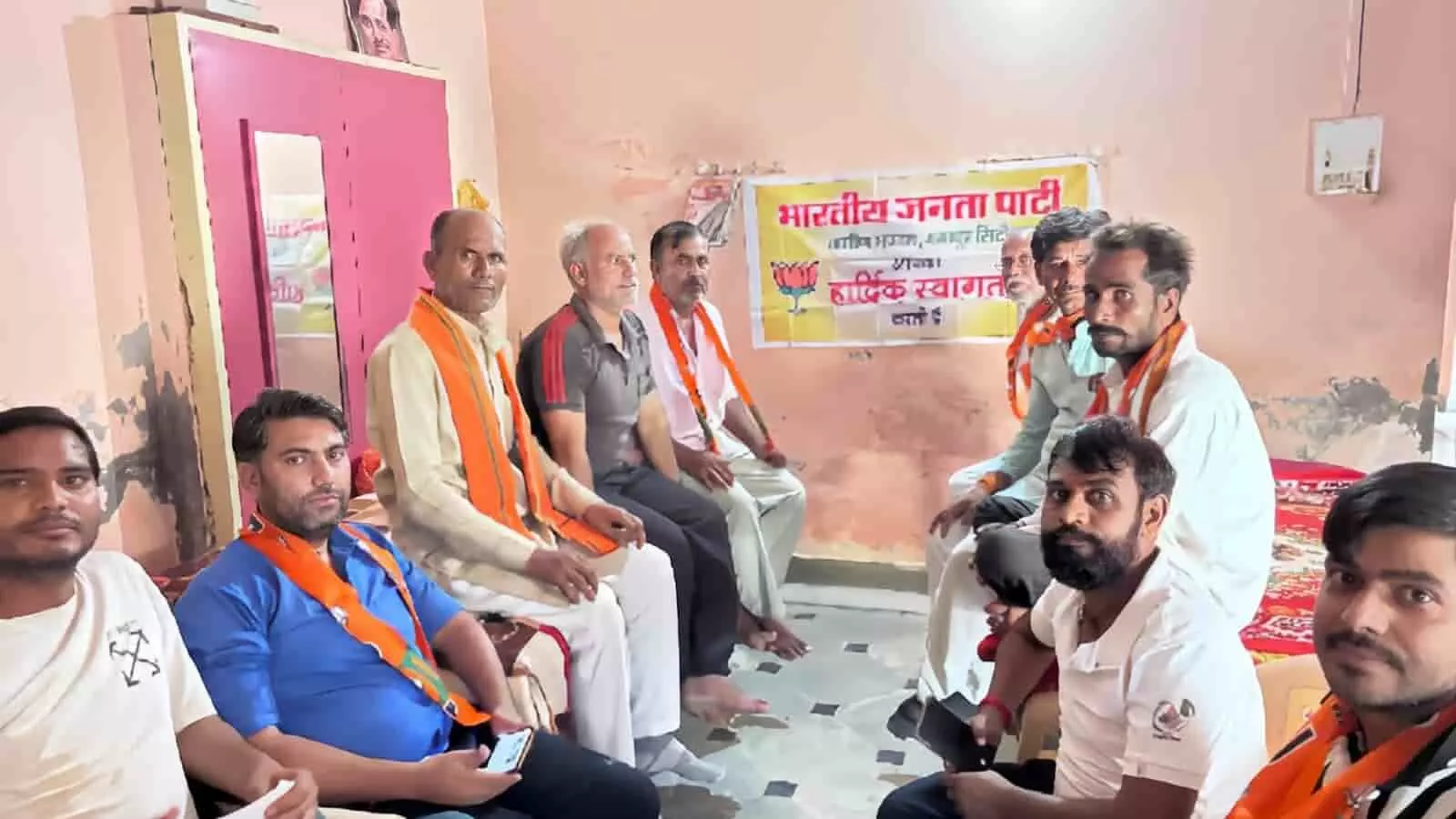भाजपा पदाधिकारी महूकलां में आगामी चुनावों और स्थानीय समस्याओं पर चर्चा कर रहे हैं। भाजपा पदाधिकारी महूकलां में आगामी चुनावों और स्थानीय समस्याओं पर चर्चा कर रहे हैं।
