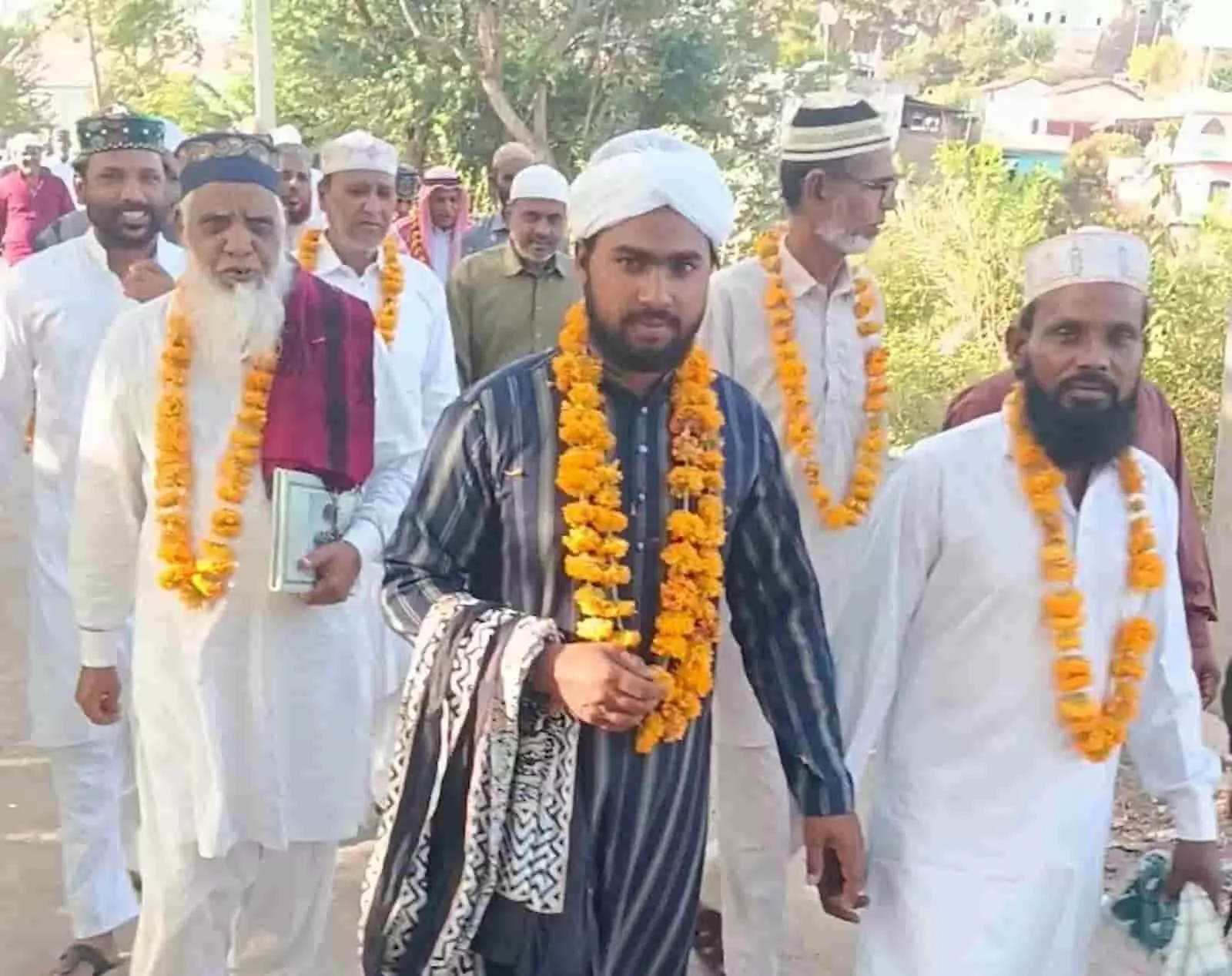 लसाड़िया में ईद-उल-अजहा के अवसर पर जुलूस निकालते मुस्लिम समुदाय के लोग। लसाड़िया में ईद-उल-अजहा के अवसर पर जुलूस निकालते मुस्लिम समुदाय के लोग।