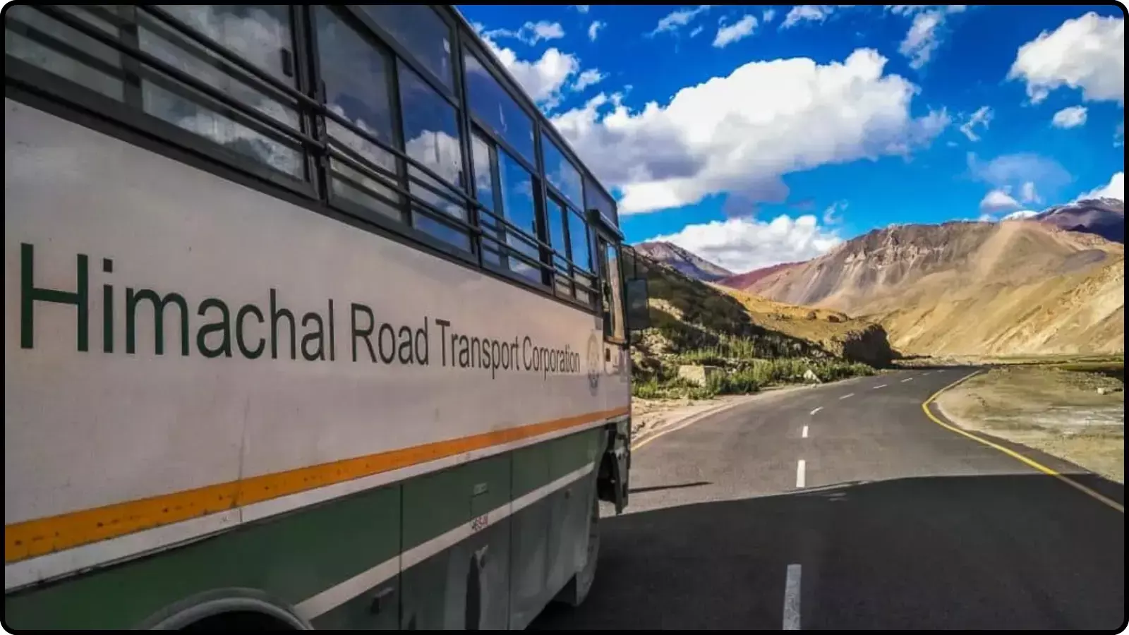 पर्वतीय सड़क किनारे खड़ी हिमाचल प्रदेश पथ परिवहन निगम की सफेद और हरे रंग की बस। पर्वतीय सड़क किनारे खड़ी हिमाचल प्रदेश पथ परिवहन निगम की सफेद और हरे रंग की बस।