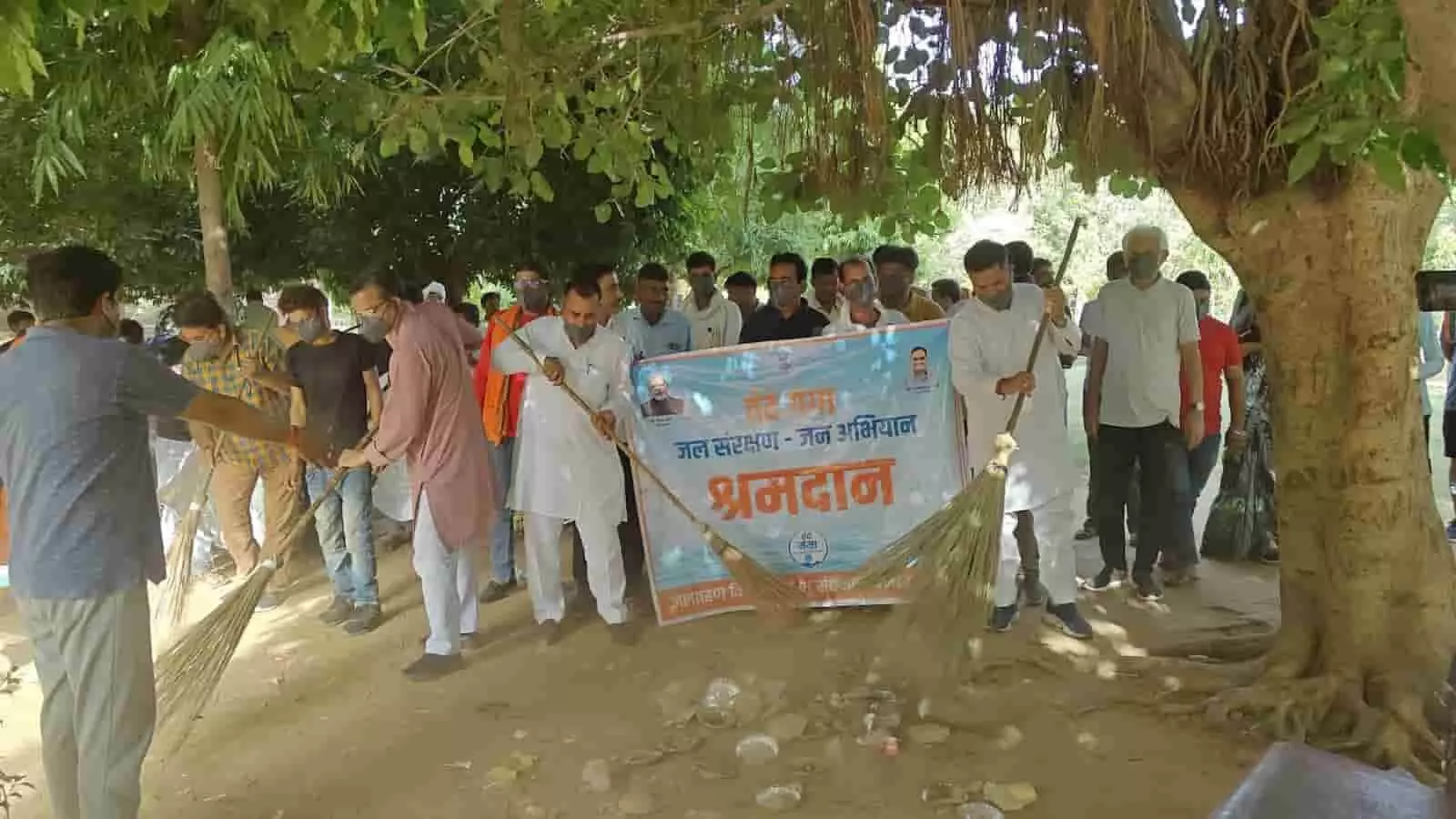 करौली के सिटी पार्क में वंदे गंगा जल संरक्षण जन अभियान के तहत झाड़ू लगाकर सफाई करते देवनारायण बोर्ड अध्यक्ष व अन्य लोग। करौली के सिटी पार्क में वंदे गंगा जल संरक्षण जन अभियान के तहत झाड़ू लगाकर सफाई करते देवनारायण बोर्ड अध्यक्ष व अन्य लोग।