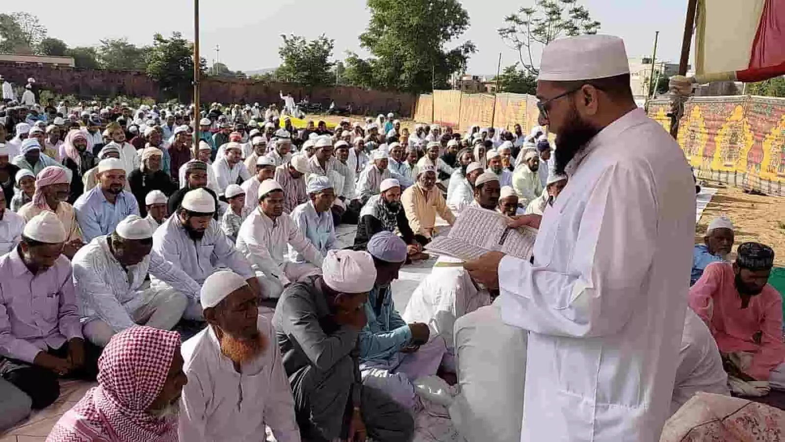 गंगापुर सिटी में ईदुल-अजहा की नमाज के दौरान एकत्र हुए अकीदतमंदों का समूह। गंगापुर सिटी में ईदुल-अजहा की नमाज के दौरान एकत्र हुए अकीदतमंदों का समूह।