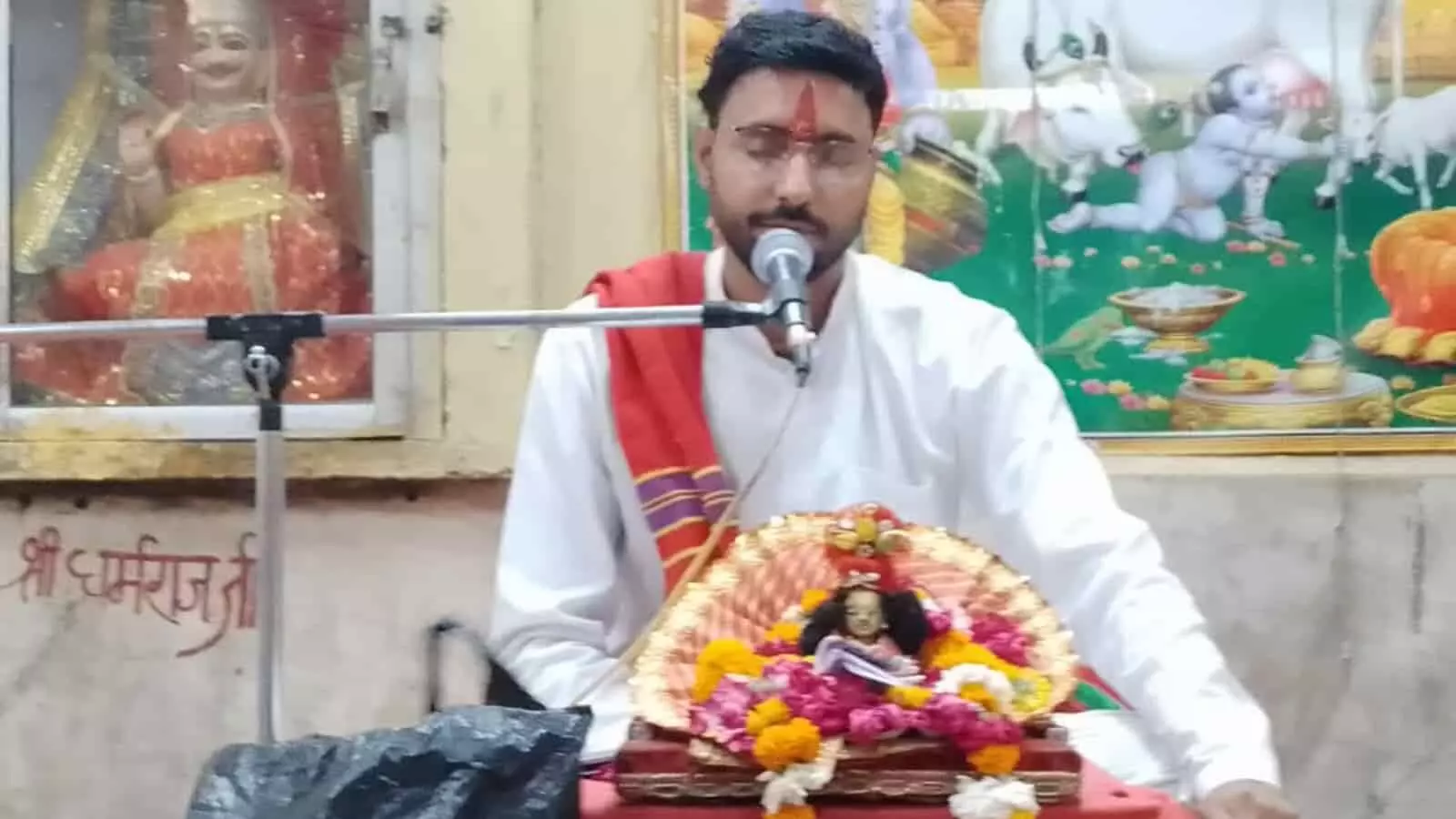 भुसावर के हनुमान जी मंदिर में पुरुषोत्तमा एकादशी पर श्रद्धालुओं को कथा सुनाते पंडित पुष्पेंद्र मिश्र। भुसावर के हनुमान जी मंदिर में पुरुषोत्तमा एकादशी पर श्रद्धालुओं को कथा सुनाते पंडित पुष्पेंद्र मिश्र।