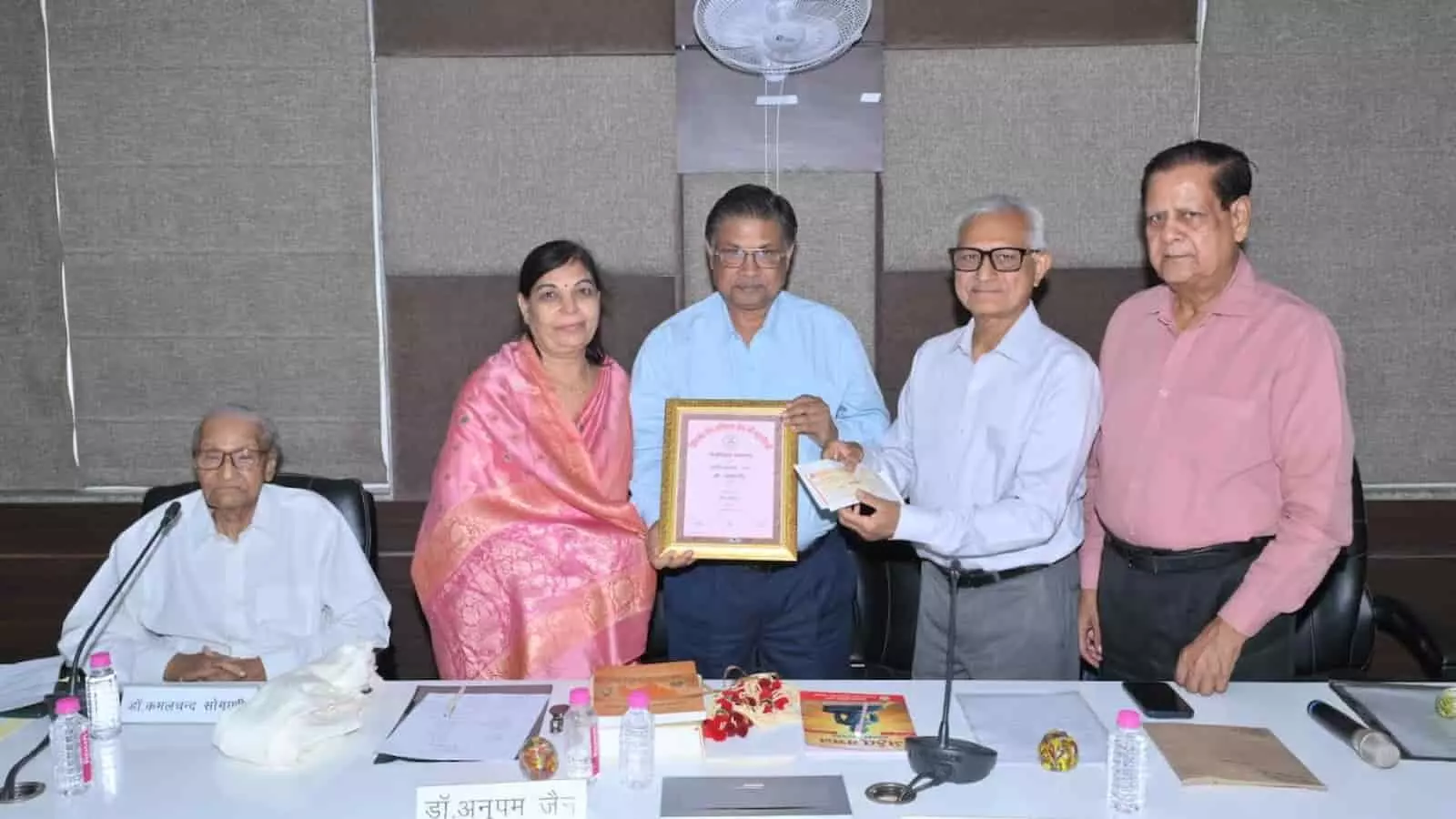 जयपुर में प्रो. अनुपम जैन को महावीर पुरस्कार-2025 भेंट करते हुए क्षेत्र कमेटी के पदाधिकारी। जयपुर में प्रो. अनुपम जैन को महावीर पुरस्कार-2025 भेंट करते हुए क्षेत्र कमेटी के पदाधिकारी।