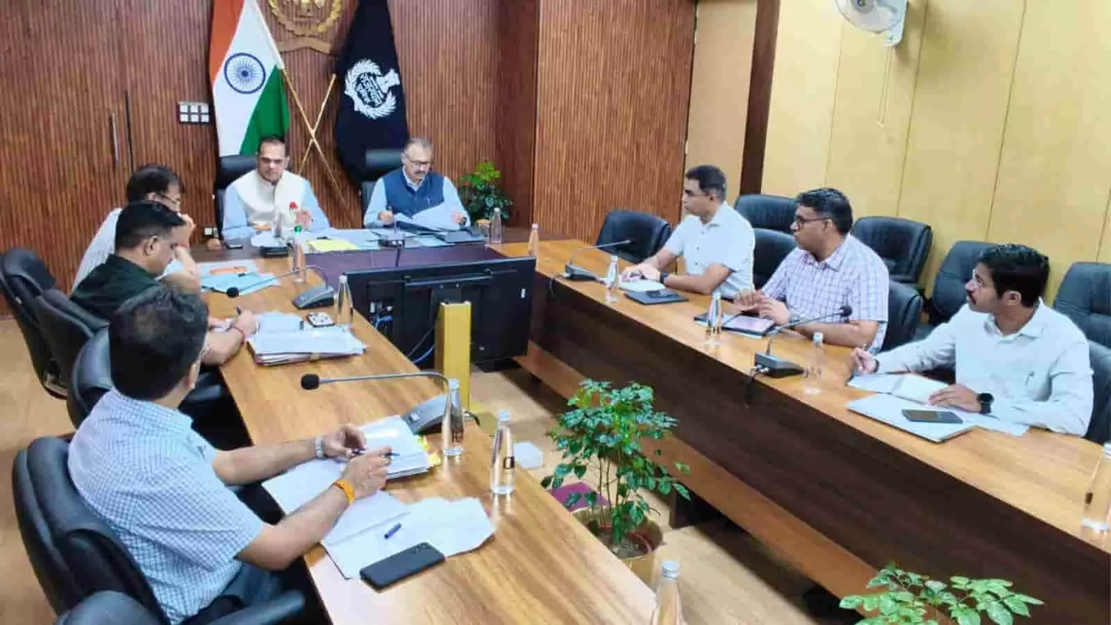 जयपुर पुलिस मुख्यालय के बैठक कक्ष में मुख्य सचिव वी. श्रीनिवास अधिकारियों के साथ साइबर अपराध नियंत्रण पर चर्चा कर रहे हैं। जयपुर पुलिस मुख्यालय के बैठक कक्ष में मुख्य सचिव वी. श्रीनिवास अधिकारियों के साथ साइबर अपराध नियंत्रण पर चर्चा कर रहे हैं।