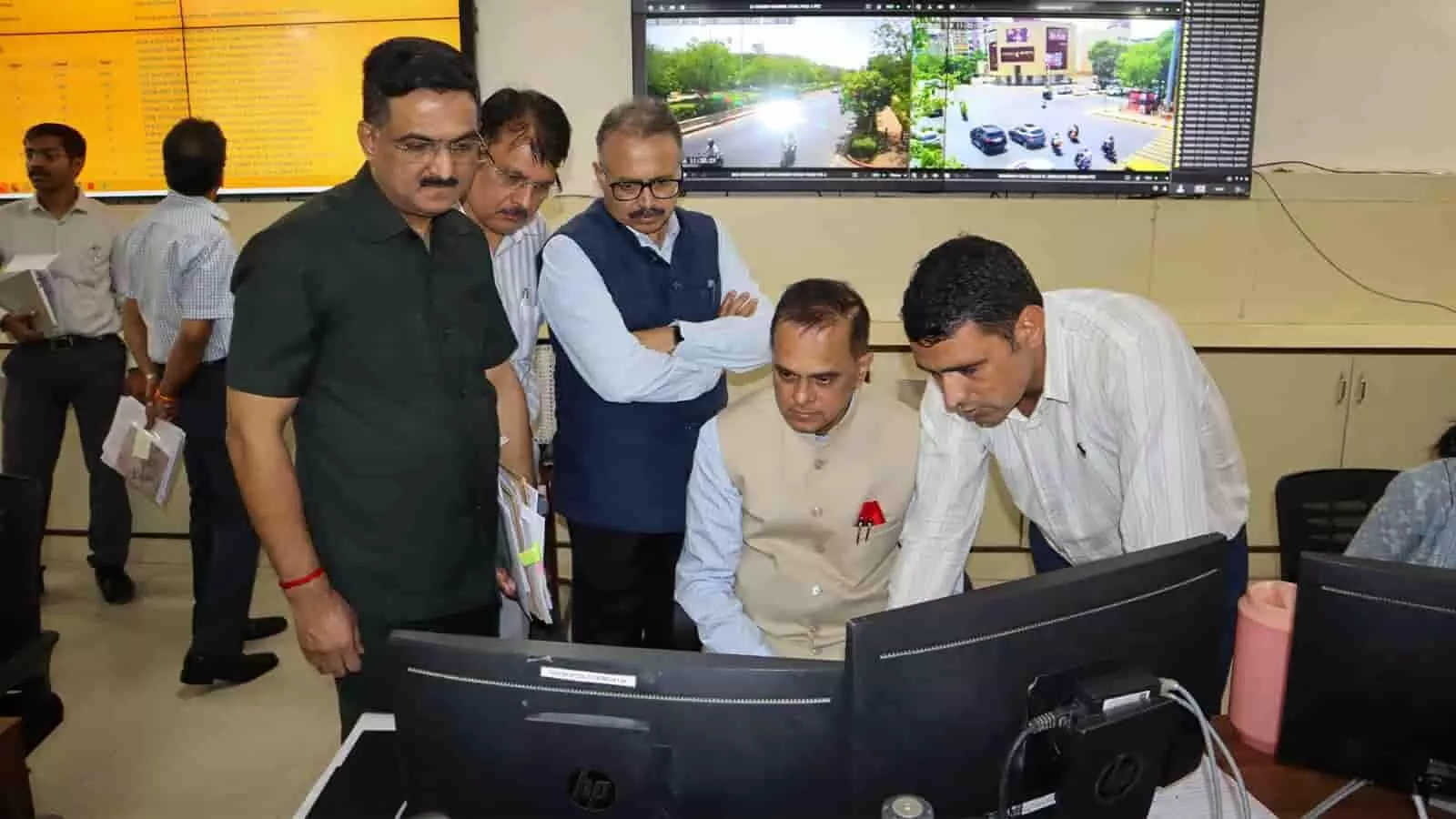 जयपुर पुलिस मुख्यालय में कंप्यूटर स्क्रीन पर साइबर सुरक्षा प्रणाली का निरीक्षण करते मुख्य सचिव वी. श्रीनिवास और वरिष्ठ अधिकारी। जयपुर पुलिस मुख्यालय में कंप्यूटर स्क्रीन पर साइबर सुरक्षा प्रणाली का निरीक्षण करते मुख्य सचिव वी. श्रीनिवास और वरिष्ठ अधिकारी।