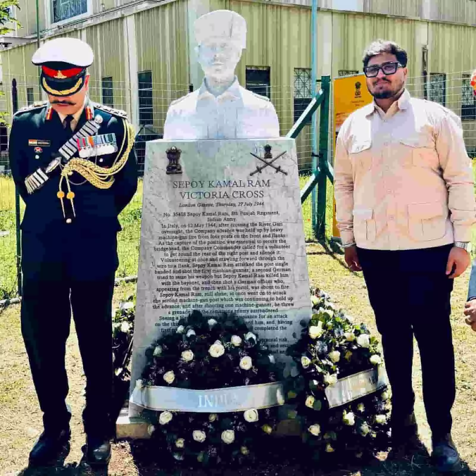 कैसिनो में शहीद कमलराम गुर्जर के प्रतिमा अनावरण समारोह में कर्नल रोहन फालनिकर और छात्र ईशान शर्मा। कैसिनो में शहीद कमलराम गुर्जर के प्रतिमा अनावरण समारोह में कर्नल रोहन फालनिकर और छात्र ईशान शर्मा।