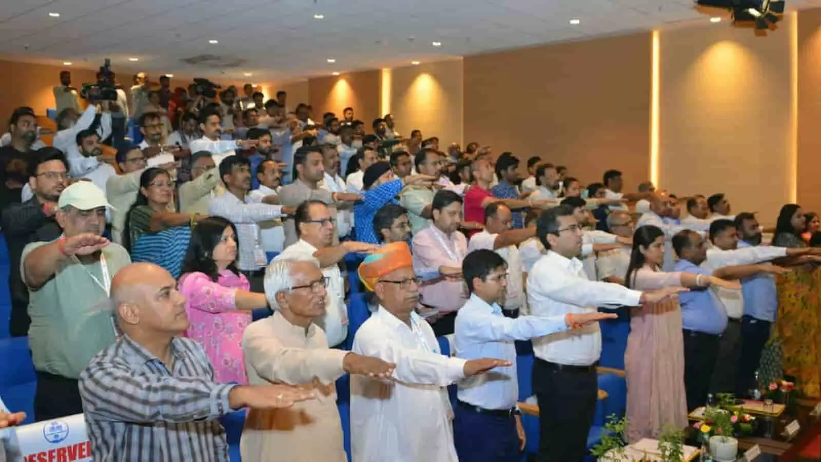 जयपुर के राजस्थान इंटरनेशनल सेंटर में वंदे गंगा जल संरक्षण कार्यशाला के दौरान शपथ लेते अतिथि और प्रतिभागी। जयपुर के राजस्थान इंटरनेशनल सेंटर में वंदे गंगा जल संरक्षण कार्यशाला के दौरान शपथ लेते अतिथि और प्रतिभागी।