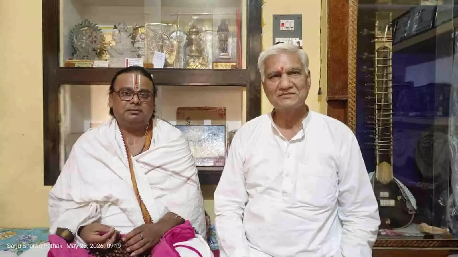 गुरसरांय के भस्नेह में श्रीमद्भागवत कथा समापन पर बैठे कथा वाचक पं ब्रजेश त्रिपाठी शास्त्री। गुरसरांय के भस्नेह में श्रीमद्भागवत कथा समापन पर बैठे कथा वाचक पं ब्रजेश त्रिपाठी शास्त्री।