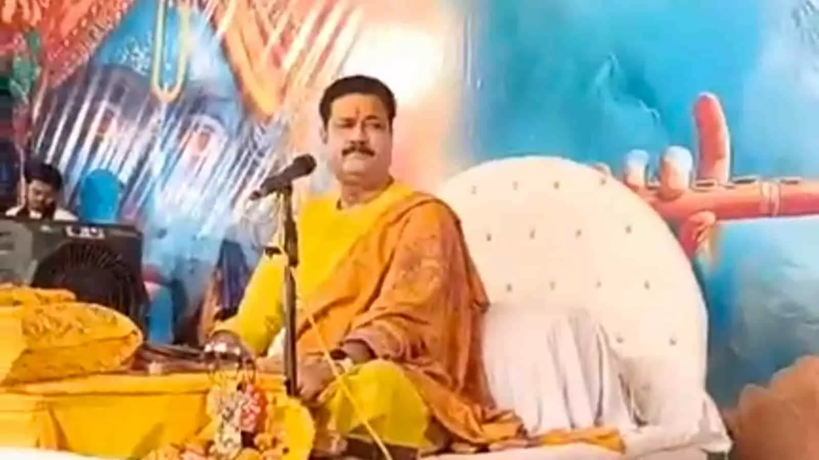 चका डोरी धाम में श्रीमद्भागवत कथा के दौरान मंच पर बैठे कथावाचक पंडित रमाकांत व्यास। चका डोरी धाम में श्रीमद्भागवत कथा के दौरान मंच पर बैठे कथावाचक पंडित रमाकांत व्यास।