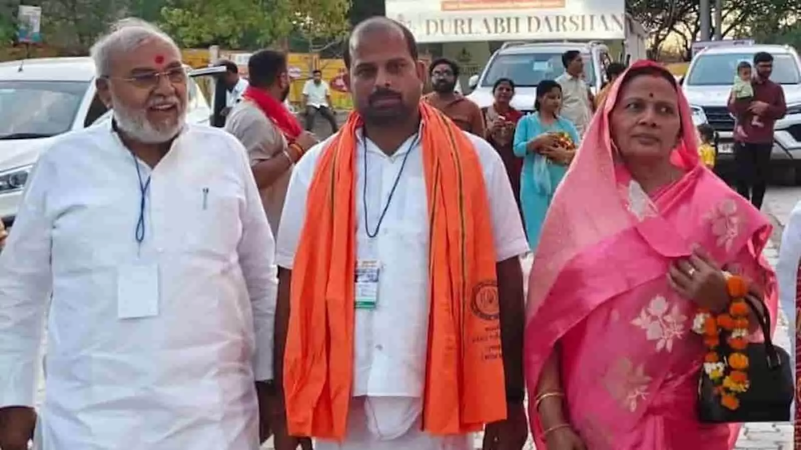 गरौठा विधानसभा क्षेत्र के नवनियुक्त एमएलसी प्रतिनिधि पुष्पेंद्र पटेल अन्य नेताओं के साथ झांसी में खड़े हैं। गरौठा विधानसभा क्षेत्र के नवनियुक्त एमएलसी प्रतिनिधि पुष्पेंद्र पटेल अन्य नेताओं के साथ झांसी में खड़े हैं।