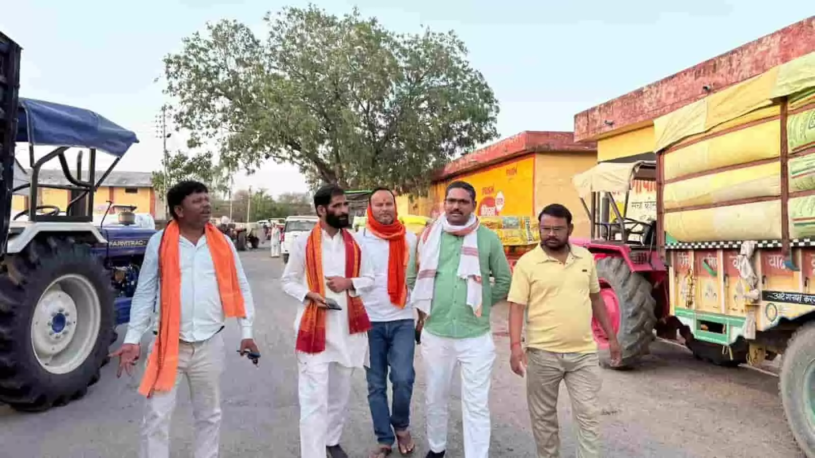 मोंठ मंडी गेहूं क्रय केंद्र का निरीक्षण करते गरौठा विधायक जवाहर लाल राजपूत और उनके साथ चल रहे लोग। मोंठ मंडी गेहूं क्रय केंद्र का निरीक्षण करते गरौठा विधायक जवाहर लाल राजपूत और उनके साथ चल रहे लोग।