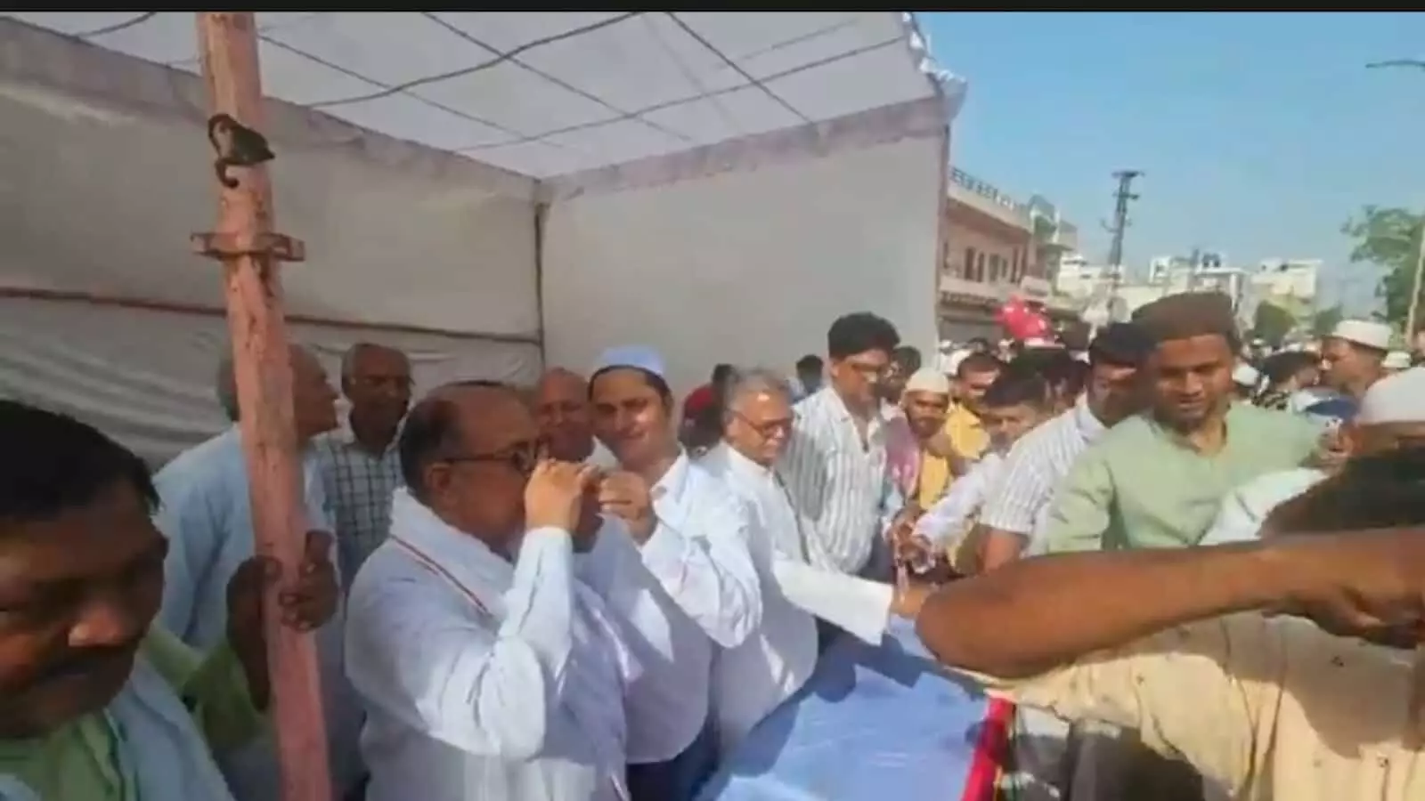 गंगापुर सिटी ईदगाह में ईद की नमाज के बाद लोगों से मिलते विधायक रामकेश मीणा गंगापुर सिटी ईदगाह में ईद की नमाज के बाद लोगों से मिलते विधायक रामकेश मीणा