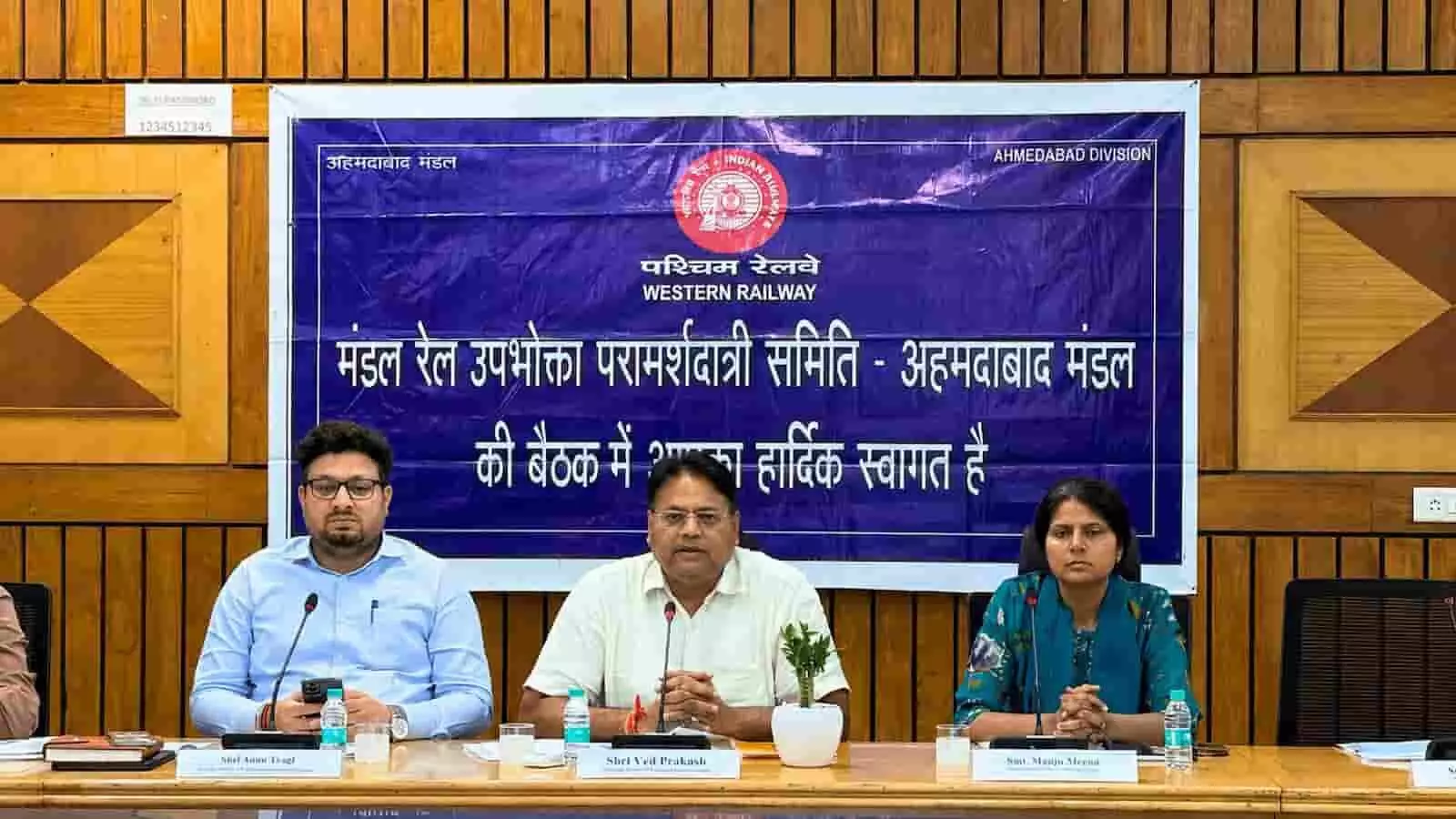 अहमदाबाद मंडल रेल कार्यालय में रेल उपभोक्ता सलाहकार समिति की बैठक में अधिकारी चर्चा करते हुए। अहमदाबाद मंडल रेल कार्यालय में रेल उपभोक्ता सलाहकार समिति की बैठक में अधिकारी चर्चा करते हुए।