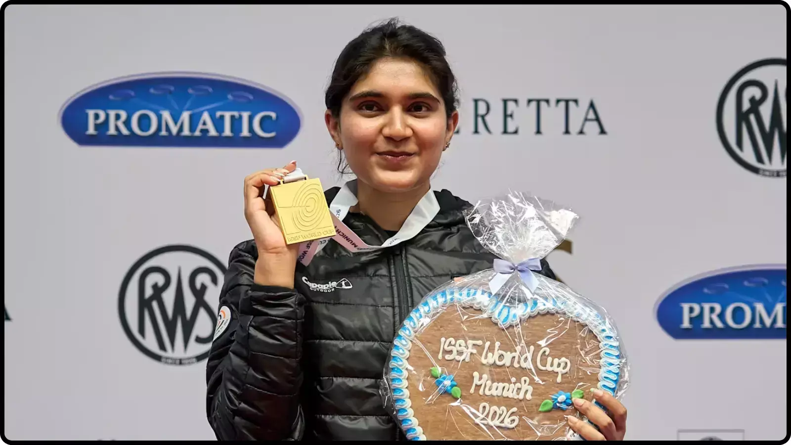 हाथ में स्वर्ण पदक और एक गोल स्मृति चिन्ह लिए मुस्कुराती हुईं निशानेबाज ईशा सिंह। हाथ में स्वर्ण पदक और एक गोल स्मृति चिन्ह लिए मुस्कुराती हुईं निशानेबाज ईशा सिंह।