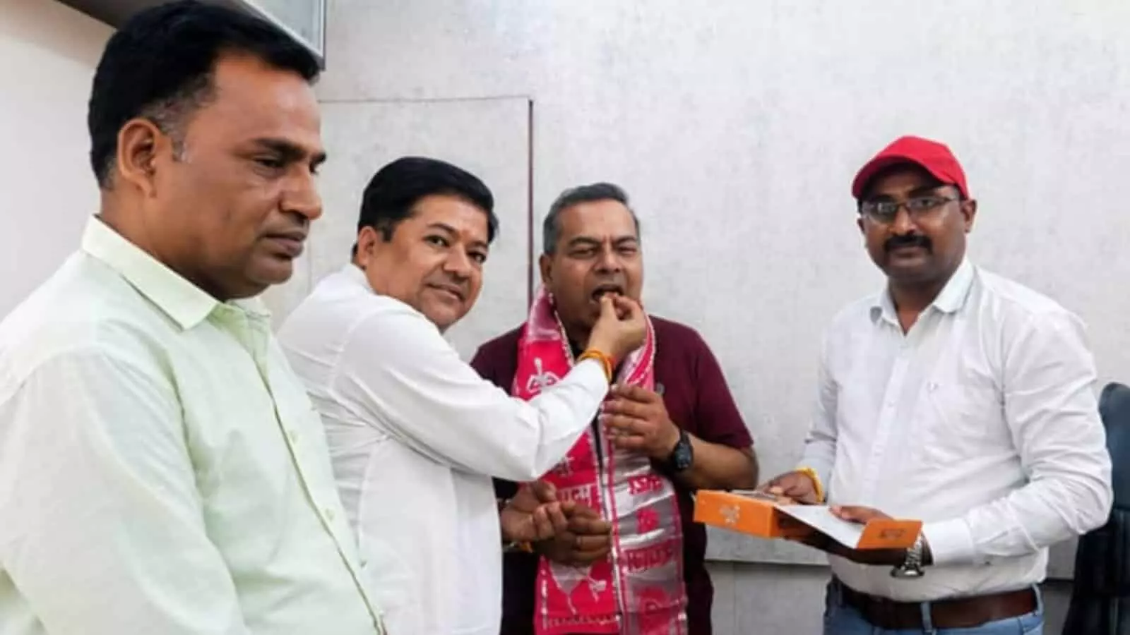 सवाई माधोपुर में शिवरतन अग्रवाल द्वारा डॉ. संगीत गर्ग को मिठाई खिलाकर जिला क्रिकेट संघ सचिव बनने पर बधाई देने का दृश्य। सवाई माधोपुर में शिवरतन अग्रवाल द्वारा डॉ. संगीत गर्ग को मिठाई खिलाकर जिला क्रिकेट संघ सचिव बनने पर बधाई देने का दृश्य।