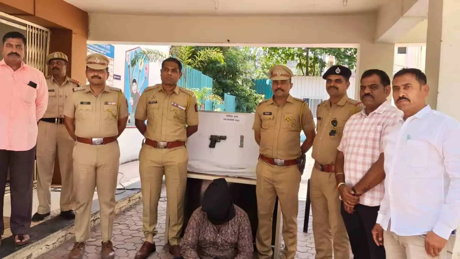 लातूर एमआयडीसी पुलिस ने अवैध पिस्तौल के साथ एक आरोपी को गिरफ्तार किया। लातूर एमआयडीसी पुलिस ने अवैध पिस्तौल के साथ एक आरोपी को गिरफ्तार किया।