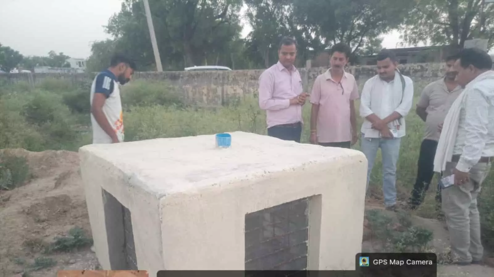 डीग जिले के सिनसिनी में जल संरक्षण ढांचे के पास खड़े कनिष्ठ अभियंता शिव शंकर और अन्य लोग।
