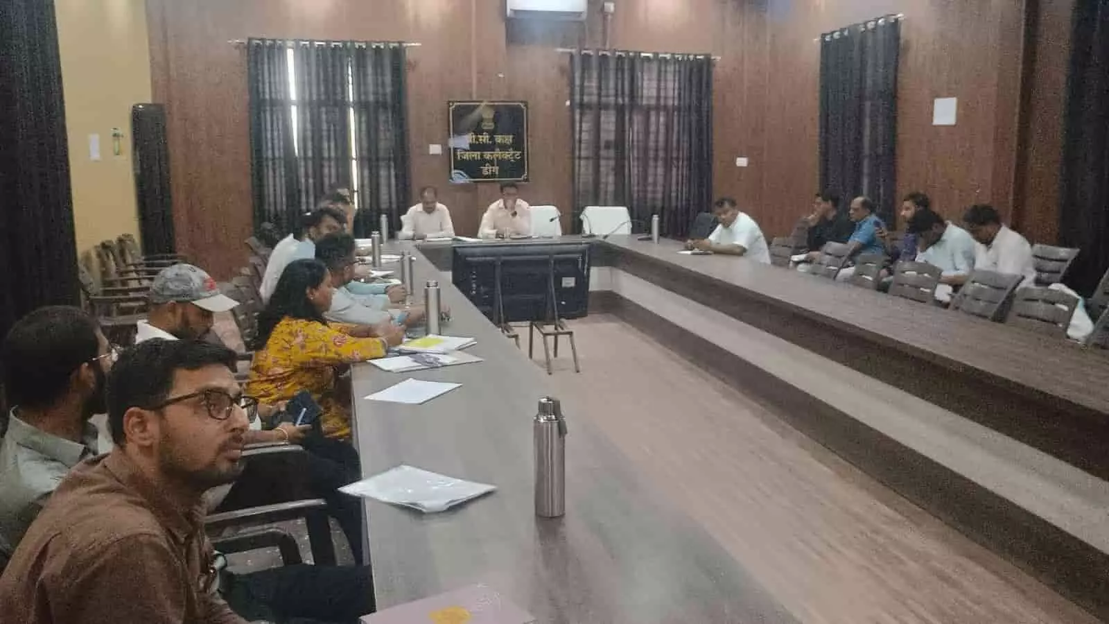 डीग पंचायत समिति सभागार में वन्दे गंगा जल संरक्षण अभियान की बैठक लेते जिला कलेक्टर मयंक मनीष और प्रशासनिक अधिकारी।