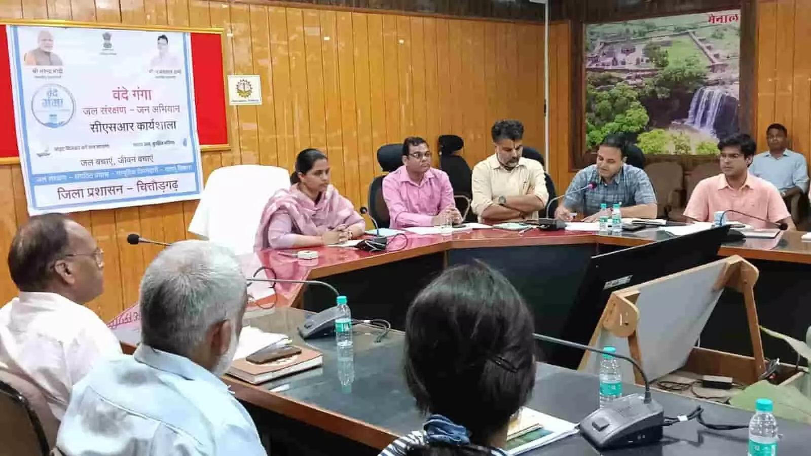 चित्तौड़गढ़ जिला परिषद सभागार में जल संरक्षण हेतु आयोजित सीएसआर कार्यशाला में उपस्थित जिला कलक्टर और अन्य अधिकारी। चित्तौड़गढ़ जिला परिषद सभागार में जल संरक्षण हेतु आयोजित सीएसआर कार्यशाला में उपस्थित जिला कलक्टर और अन्य अधिकारी।