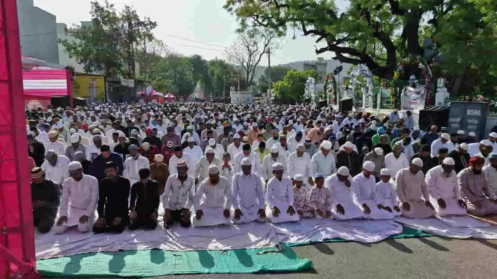 चित्तौड़गढ़ की ईदगाह मस्जिद में ईद के अवसर पर नमाज अदा करते मुस्लिम श्रद्धालु। चित्तौड़गढ़ की ईदगाह मस्जिद में ईद के अवसर पर नमाज अदा करते मुस्लिम श्रद्धालु।