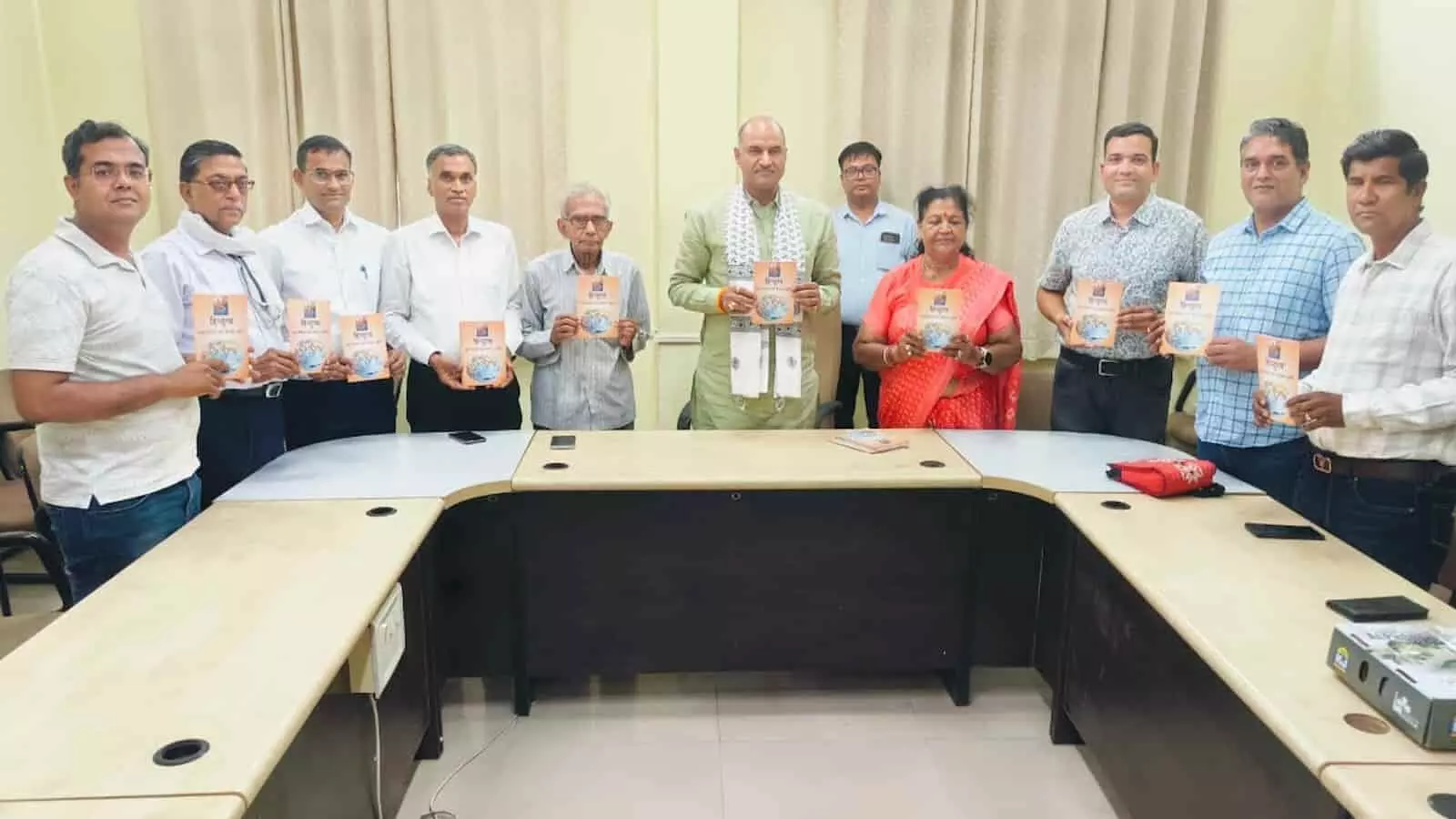 सांसद सी.पी. जोशी कार्यालय में हिन्दुत्व पुस्तिका का विमोचन करते हुए दिख रहे हैं। सांसद सी.पी. जोशी कार्यालय में हिन्दुत्व पुस्तिका का विमोचन करते हुए दिख रहे हैं।