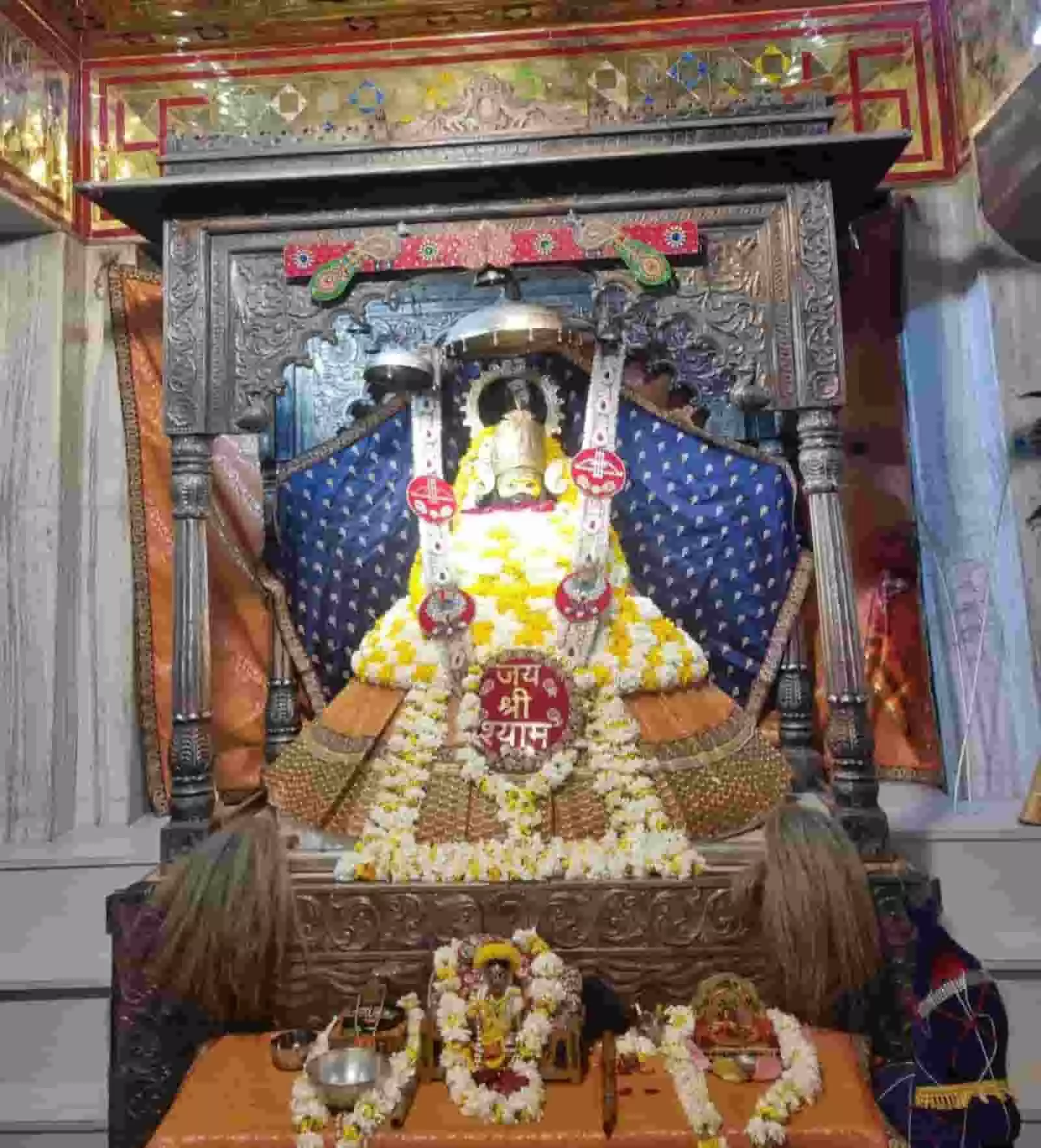 भीलवाड़ा के श्री श्याम मंदिर में सजी हुई बाबा श्याम की प्रतिमा दिखाई दे रही है। भीलवाड़ा के श्री श्याम मंदिर में सजी हुई बाबा श्याम की प्रतिमा दिखाई दे रही है।