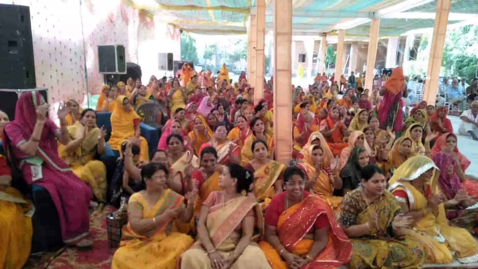मुद्गल वाटिका के पंडाल में बैठीं महिला श्रद्धालु शिव महापुराण कथा के दौरान तालियां बजा रही हैं। मुद्गल वाटिका के पंडाल में बैठीं महिला श्रद्धालु शिव महापुराण कथा के दौरान तालियां बजा रही हैं।