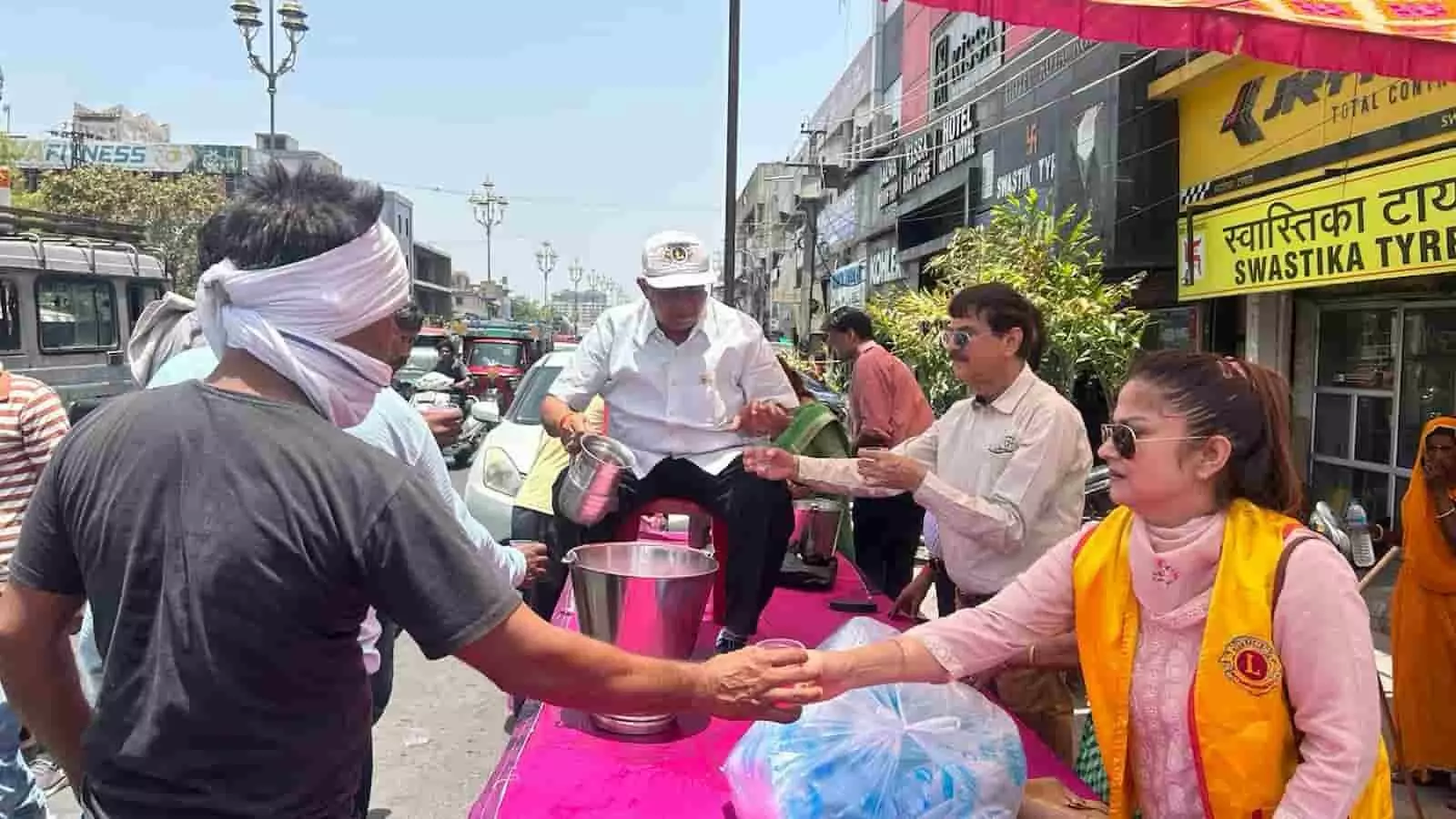 लायंस क्लब के सदस्य एरोड्रम चौराहे पर राहगीरों को शीतल शरबत पिला रहे हैं। लायंस क्लब के सदस्य एरोड्रम चौराहे पर राहगीरों को शीतल शरबत पिला रहे हैं।