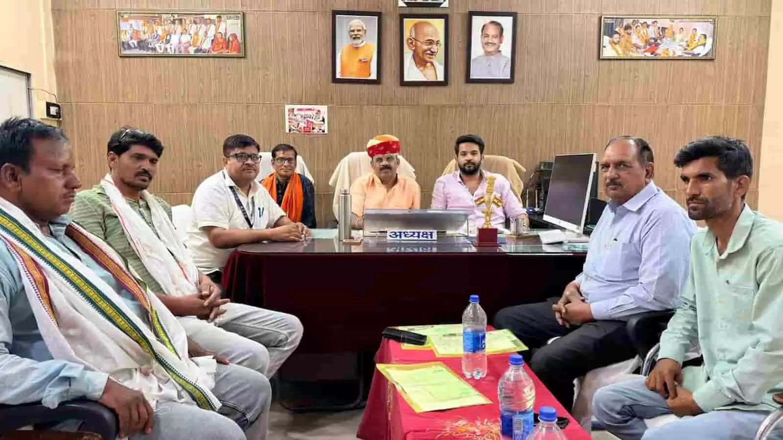 अध्यक्ष निहाल सिंह राठौड़ कोटा को-ऑपरेटिव मार्केटिंग सोसायटी की बोर्ड बैठक में उपस्थित हैं। अध्यक्ष निहाल सिंह राठौड़ कोटा को-ऑपरेटिव मार्केटिंग सोसायटी की बोर्ड बैठक में उपस्थित हैं।