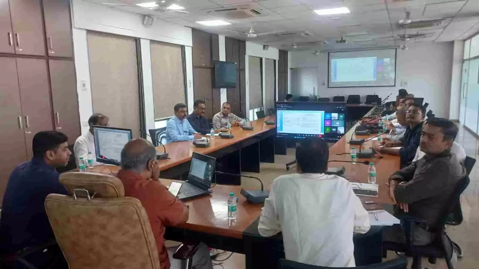 पश्चिम रेलवे अधिकारी अहमदाबाद में सरखेज-धोलेरा रेल परियोजना की बैठक कर रहे हैं। पश्चिम रेलवे अधिकारी अहमदाबाद में सरखेज-धोलेरा रेल परियोजना की बैठक कर रहे हैं।