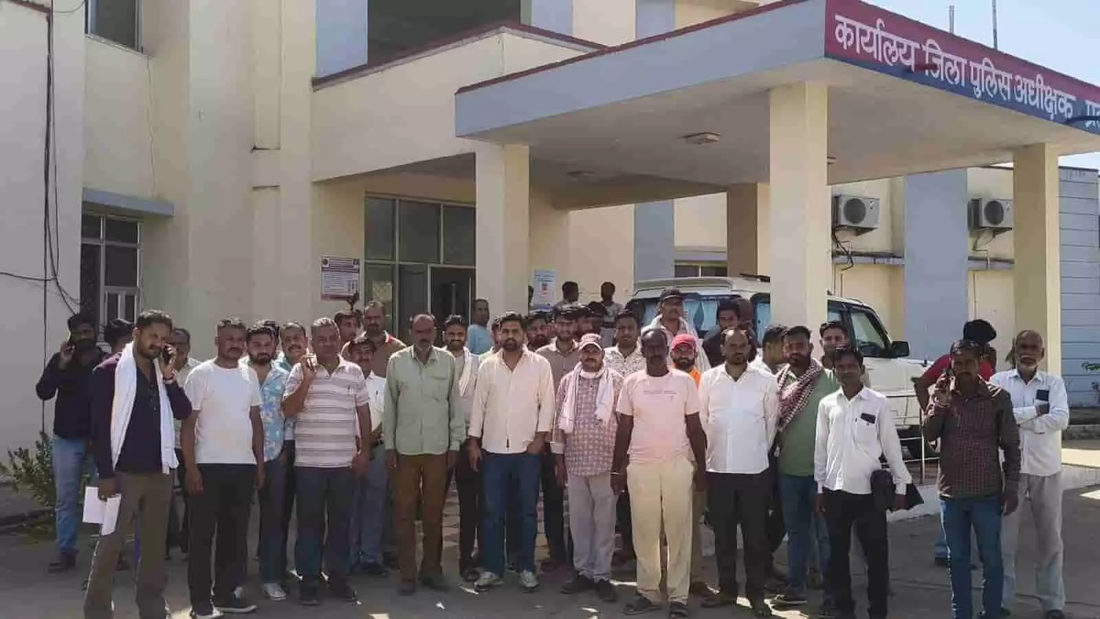 जिला पुलिस अधीक्षक कार्यालय के बाहर खड़े विभिन्न संगठनों के लोग ज्ञापन देने के संदर्भ में।