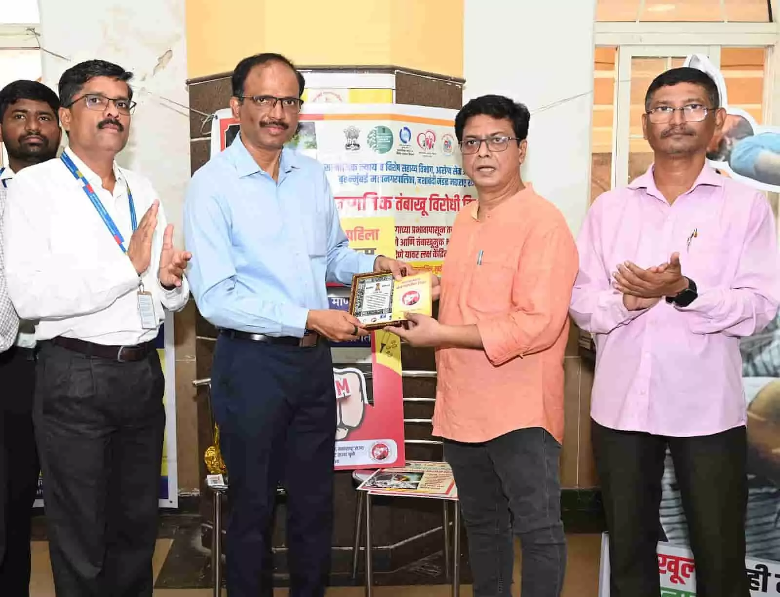 बीएमसी मुख्यालय में आयोजित तंबाकू निषेध कार्यक्रम में अधिकारी जागरूकता पोस्टर दिखाते हुए। बीएमसी मुख्यालय में आयोजित तंबाकू निषेध कार्यक्रम में अधिकारी जागरूकता पोस्टर दिखाते हुए।