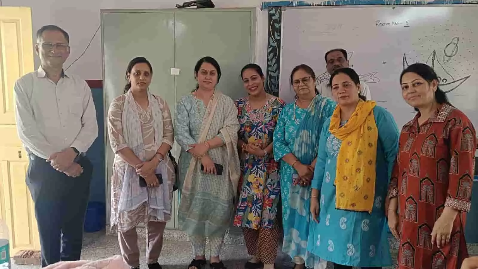 सरस्वती बालिका विद्या मंदिर में सिंधी बाल संस्कार शिविर में मौजूद आयोजक एवं शिक्षक। सरस्वती बालिका विद्या मंदिर में सिंधी बाल संस्कार शिविर में मौजूद आयोजक एवं शिक्षक।