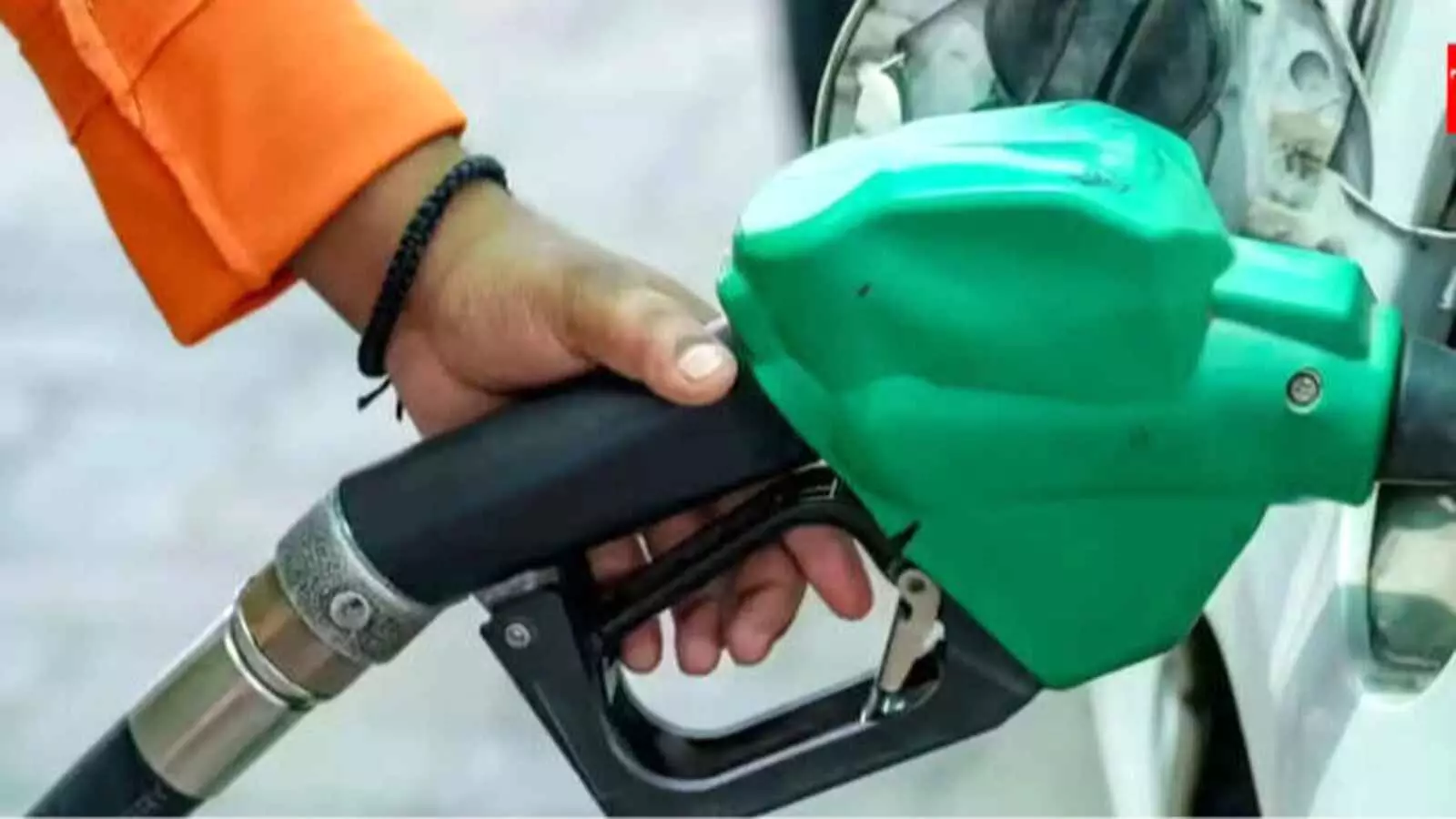 एक पेट्रोल पंप पर गाड़ी में ईंधन भरने के संदर्भ में नोजल पकड़े हुए कर्मचारी का हाथ। एक पेट्रोल पंप पर गाड़ी में ईंधन भरने के संदर्भ में नोजल पकड़े हुए कर्मचारी का हाथ।