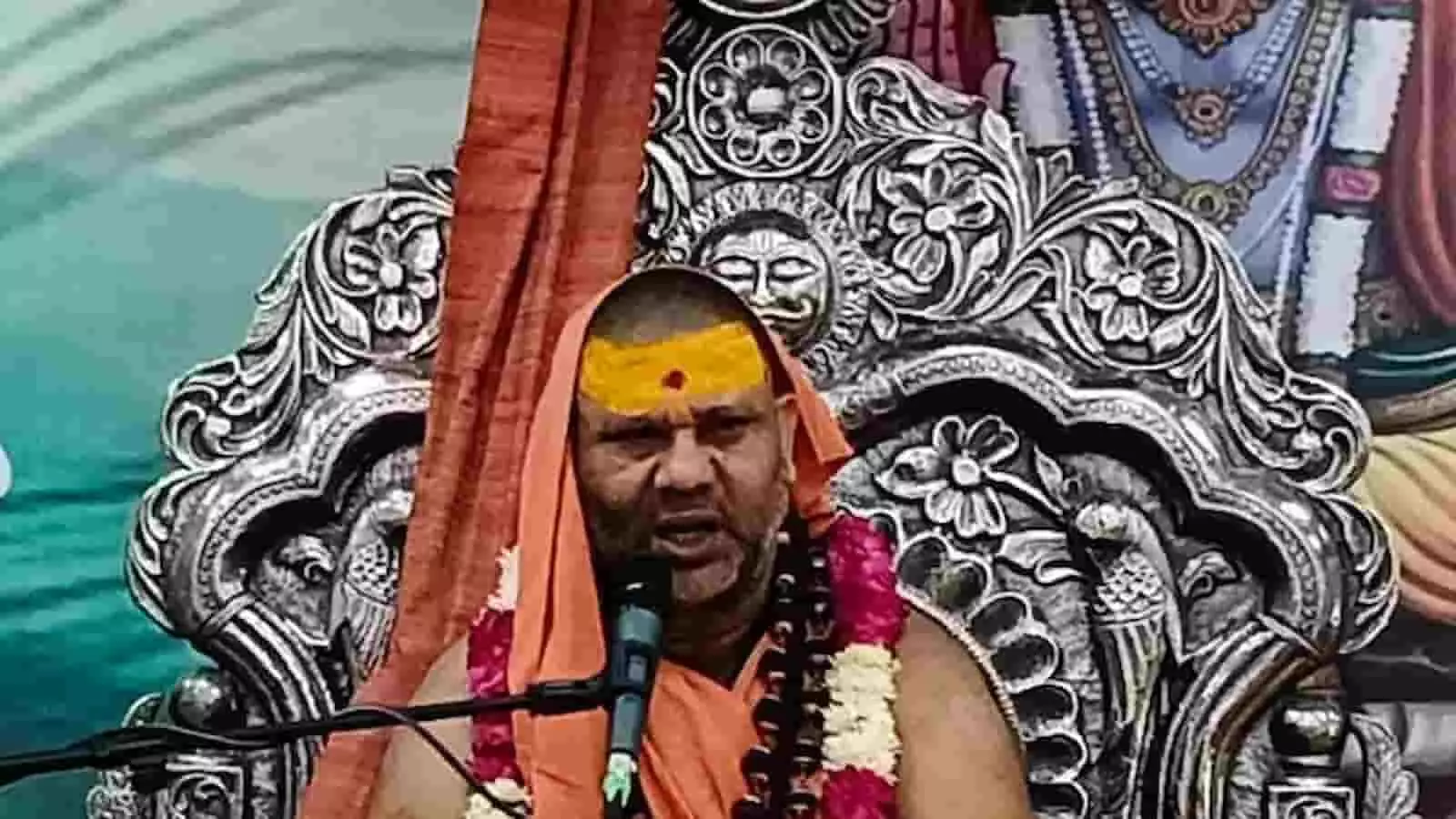 भीलवाड़ा के हरिशेवा आश्रम में व्यासपीठ पर बैठकर प्रवचन देते जगद्गुरु शंकराचार्य स्वामी ज्ञानानंद तीर्थ। भीलवाड़ा के हरिशेवा आश्रम में व्यासपीठ पर बैठकर प्रवचन देते जगद्गुरु शंकराचार्य स्वामी ज्ञानानंद तीर्थ।