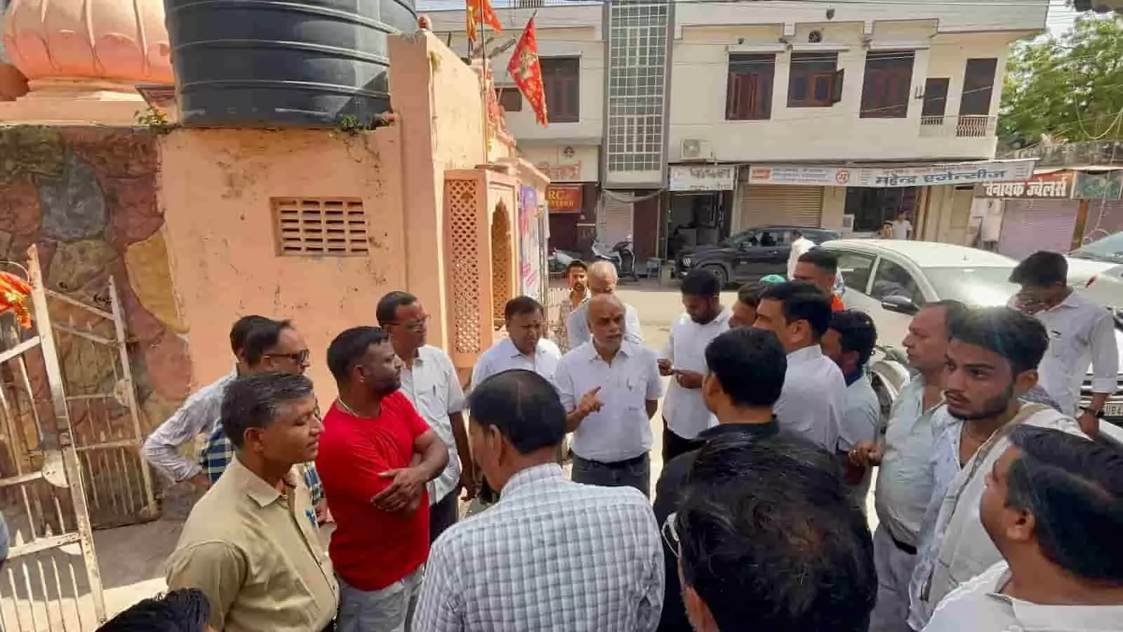 भीलवाड़ा में शिव मंदिर की बावड़ी के पास अधिकारियों को निर्देश देते विधायक अशोक कोठारी। भीलवाड़ा में शिव मंदिर की बावड़ी के पास अधिकारियों को निर्देश देते विधायक अशोक कोठारी।