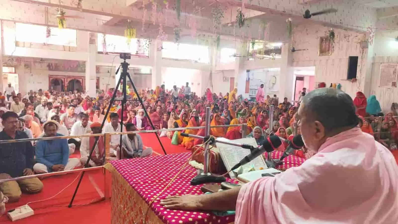 प्रतापगढ़ रामद्वारा में श्रीमद्भागवत ज्ञान गंगा महोत्सव के समापन पर संत का प्रवचन।