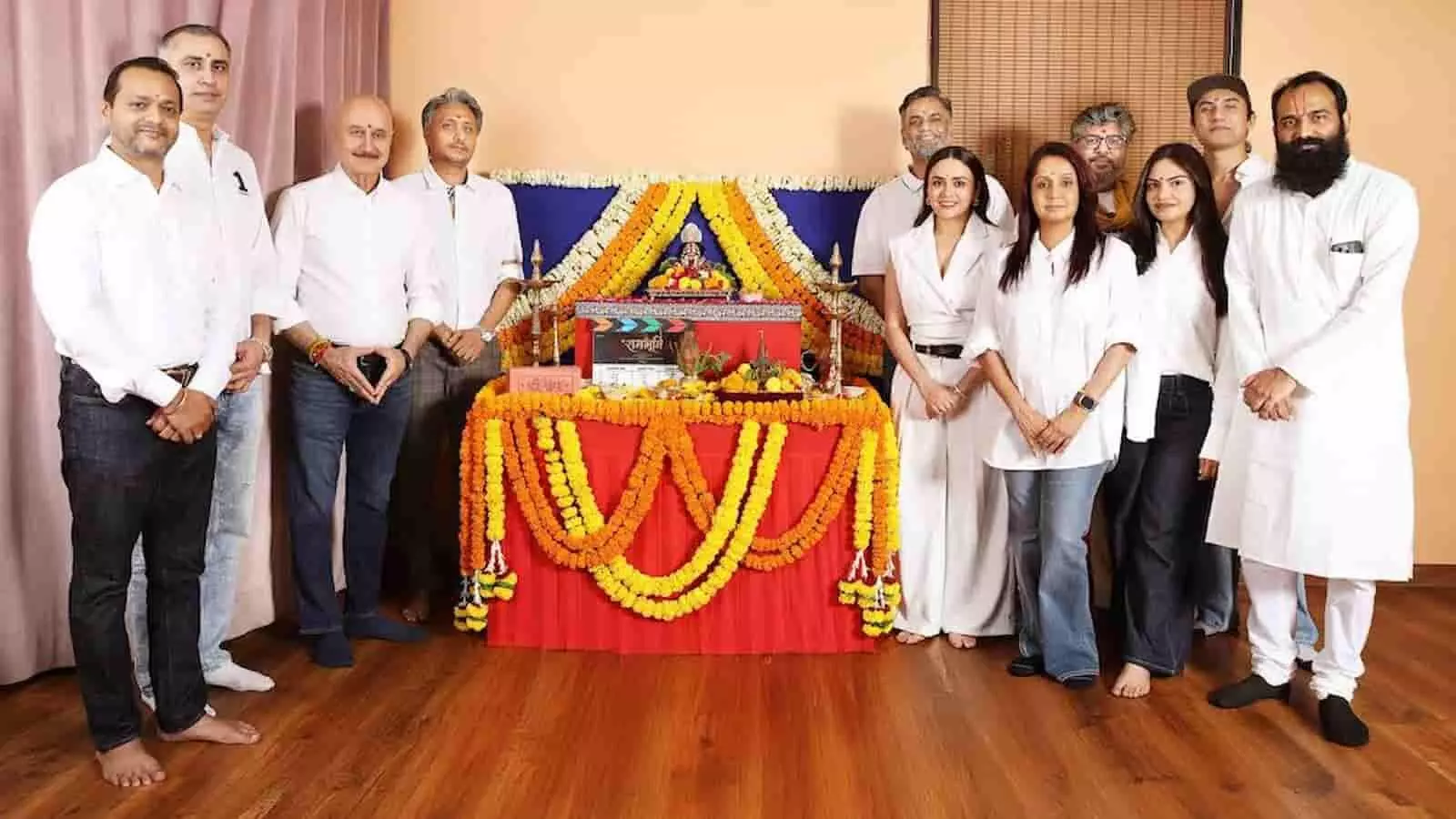 मुंबई में आयोजित फिल्म श्री राम भूमि के मुहूर्त के दौरान पूजा टेबल के पास खड़े अभिनेता अनुपम खेर और अन्य टीम के सदस्य। मुंबई में आयोजित फिल्म श्री राम भूमि के मुहूर्त के दौरान पूजा टेबल के पास खड़े अभिनेता अनुपम खेर और अन्य टीम के सदस्य।