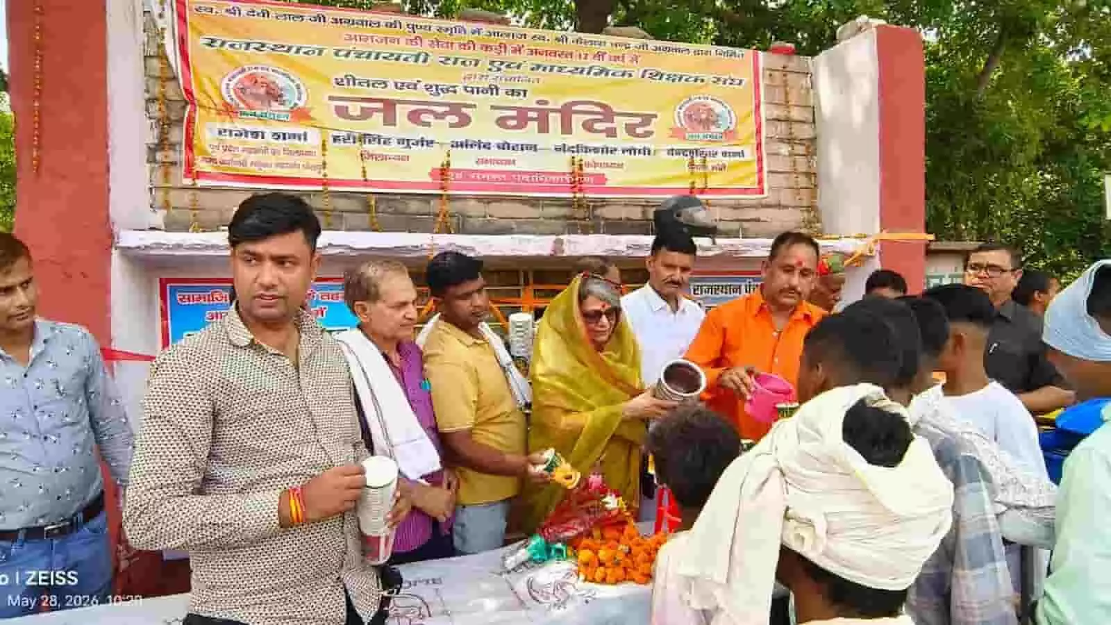 धौलपुर सर्किट हाउस गेट पर जल मंदिर प्याऊ पर राहगीरों को शरबत पिलातीं भाजपा नेत्री नीरजा शर्मा। धौलपुर सर्किट हाउस गेट पर जल मंदिर प्याऊ पर राहगीरों को शरबत पिलातीं भाजपा नेत्री नीरजा शर्मा।