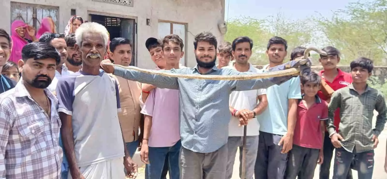 ब्यावर वाइल्डलाइफ रेस्क्यू टीम सदस्य सुरेंद्र सिंह बाबरा गांव में रेस्क्यू किए गए सांप के साथ। ब्यावर वाइल्डलाइफ रेस्क्यू टीम सदस्य सुरेंद्र सिंह बाबरा गांव में रेस्क्यू किए गए सांप के साथ।