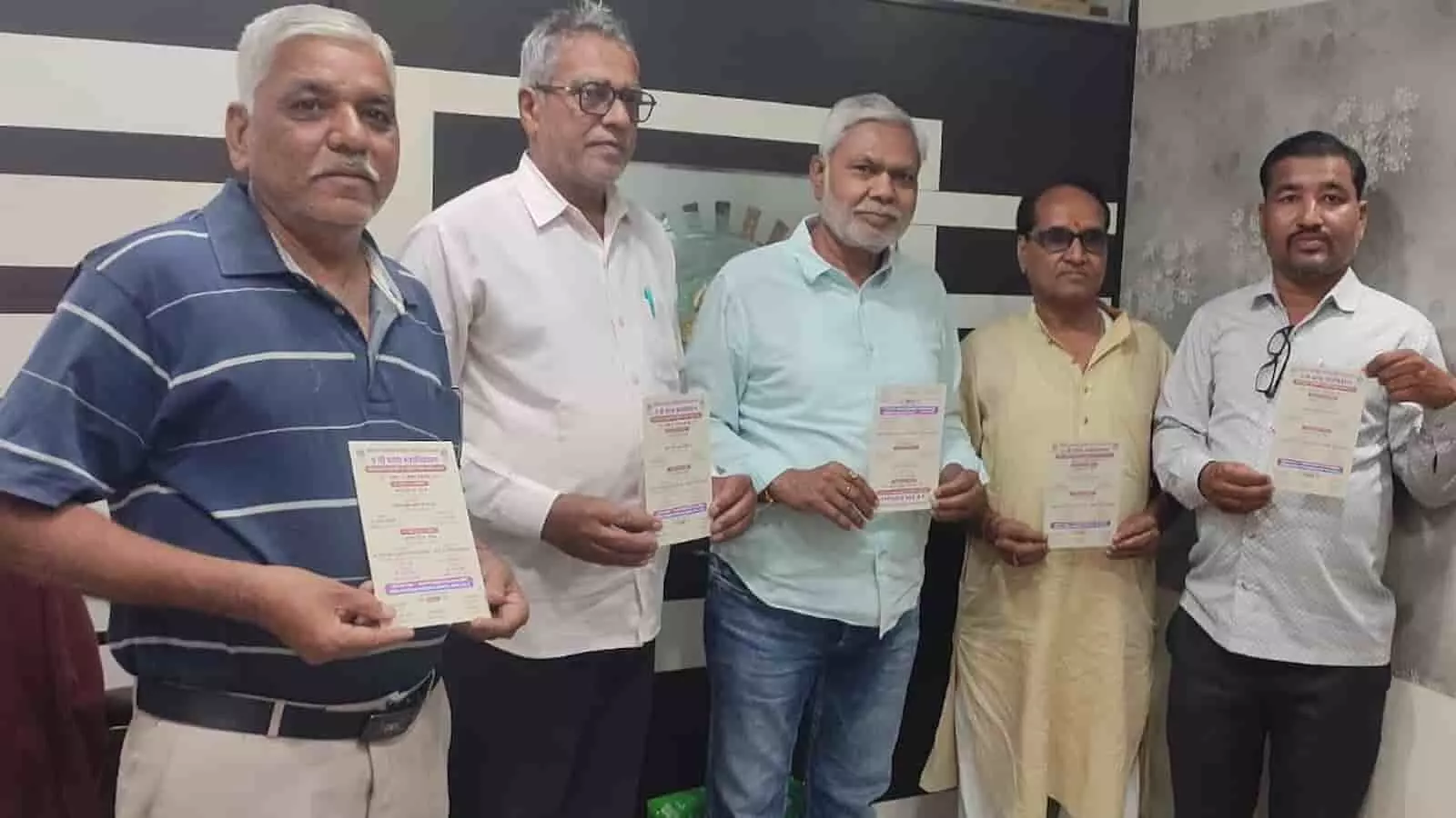 अखिल भारतीय साहित्य परिषद के पदाधिकारी कोटा में अधिवेशन के आमंत्रण पत्र का विमोचन कर रहे हैं। अखिल भारतीय साहित्य परिषद के पदाधिकारी कोटा में अधिवेशन के आमंत्रण पत्र का विमोचन कर रहे हैं।