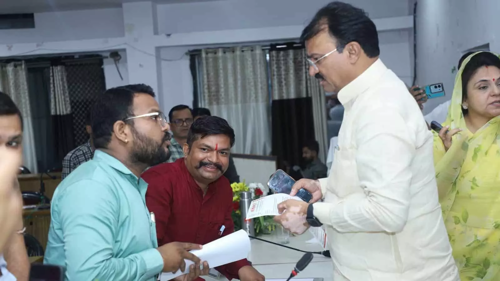 राजसमंद में बैठक के दौरान उपमुख्यमंत्री प्रेमचंद बैरवा को ज्ञापन सौंपते पत्रकार सुरेशचंद्र भाट राजसमंद में बैठक के दौरान उपमुख्यमंत्री प्रेमचंद बैरवा को ज्ञापन सौंपते पत्रकार सुरेशचंद्र भाट