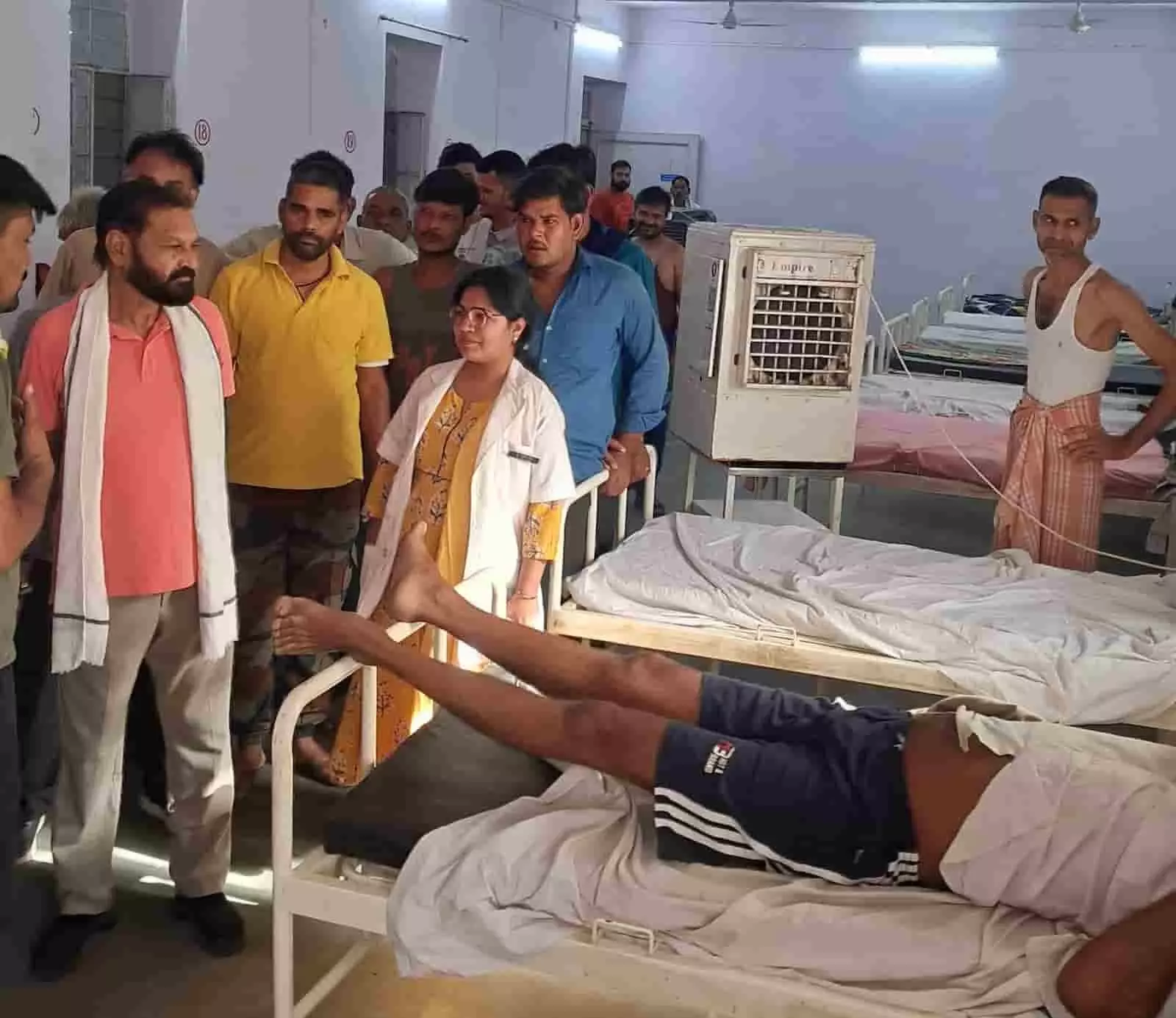 आयुर्वेद महाविद्यालय कोटा में मरीजों के बीच निरीक्षण करते हुए विधायक संदीप शर्मा। आयुर्वेद महाविद्यालय कोटा में मरीजों के बीच निरीक्षण करते हुए विधायक संदीप शर्मा।