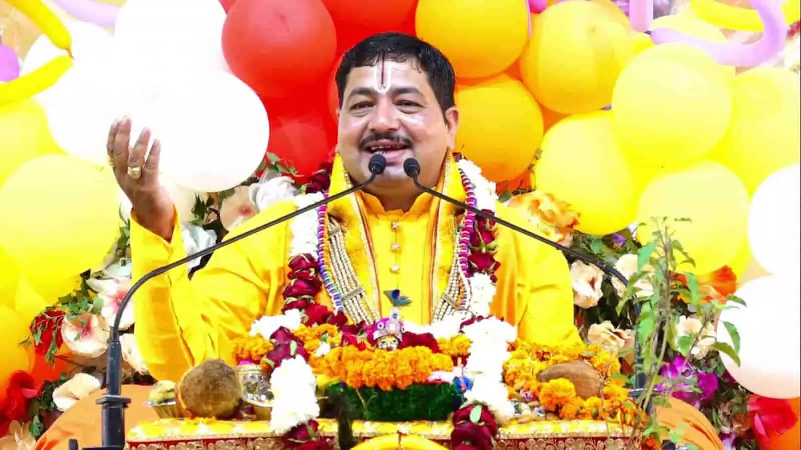 व्यासपीठ पर बैठकर माइक के सामने प्रवचन देते हुए पीले वस्त्र पहने पंडित दिवाकर शास्त्री। व्यासपीठ पर बैठकर माइक के सामने प्रवचन देते हुए पीले वस्त्र पहने पंडित दिवाकर शास्त्री।