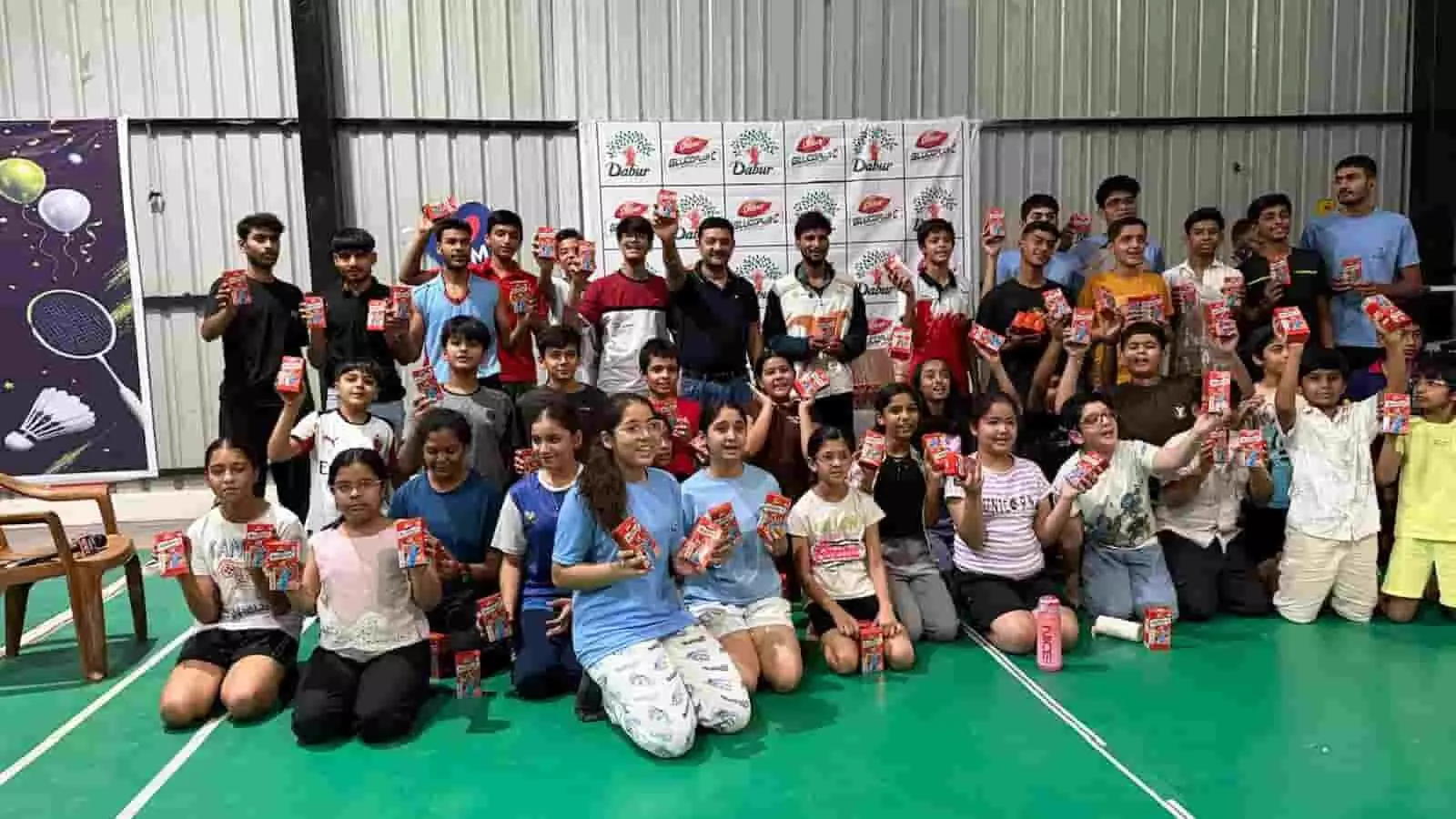 जयपुर की बैडमिंटन एकेडमी में डाबर ग्लुकोज़ के जागरूकता सत्र में उत्पाद के साथ खड़े युवा खिलाड़ी और प्रशिक्षक। जयपुर की बैडमिंटन एकेडमी में डाबर ग्लुकोज़ के जागरूकता सत्र में उत्पाद के साथ खड़े युवा खिलाड़ी और प्रशिक्षक।