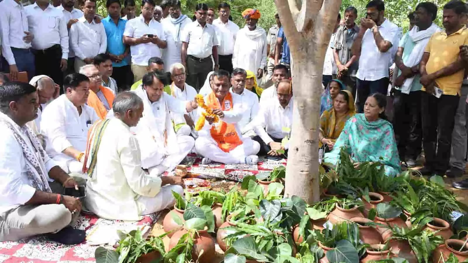 पीपल पूजन करते अतिथि और ग्रामीण गंगापुर सिटी में जल संरक्षण अभियान के दौरान। पीपल पूजन करते अतिथि और ग्रामीण गंगापुर सिटी में जल संरक्षण अभियान के दौरान।